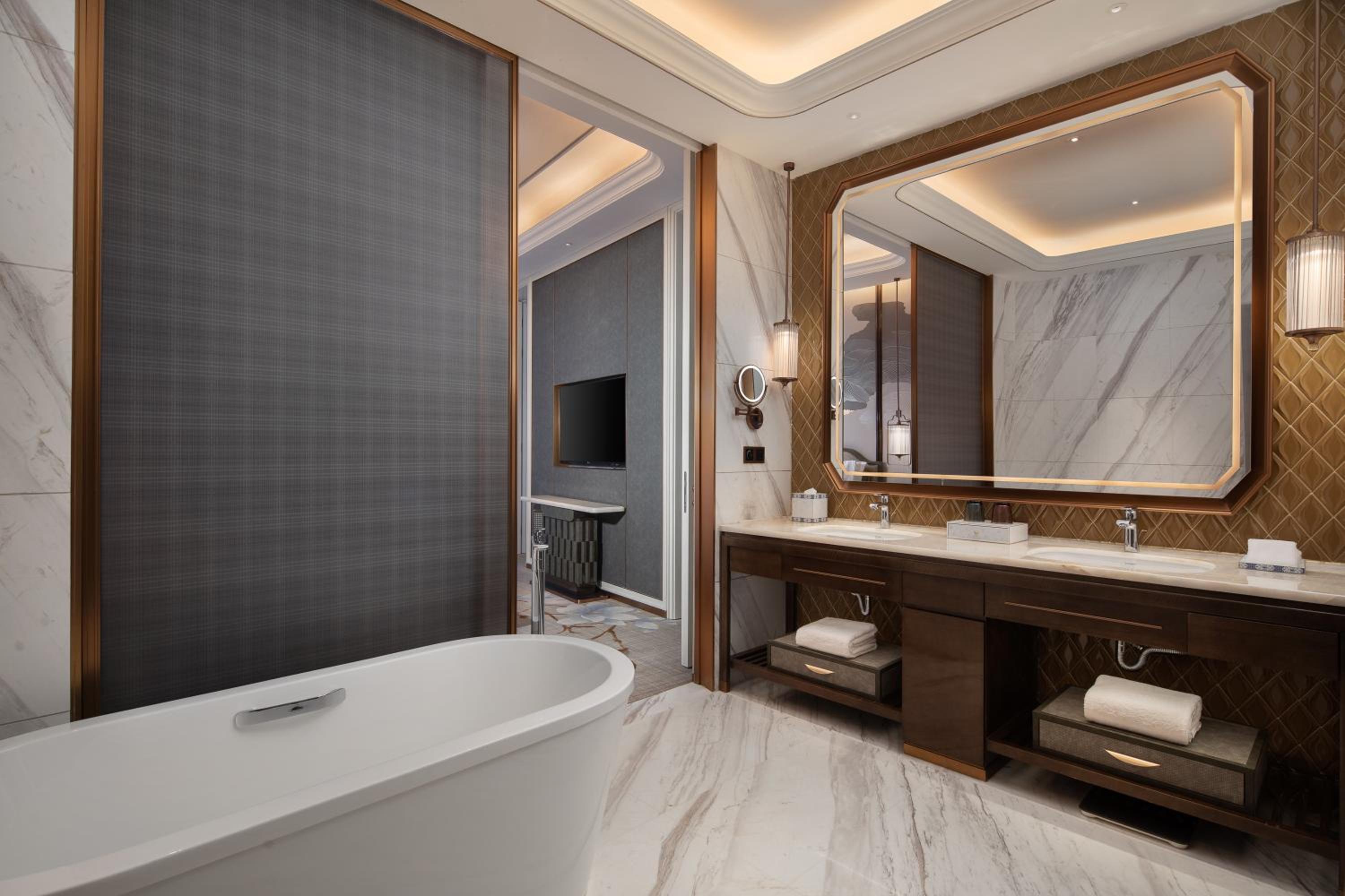 Deluxe King Room - Photo 2