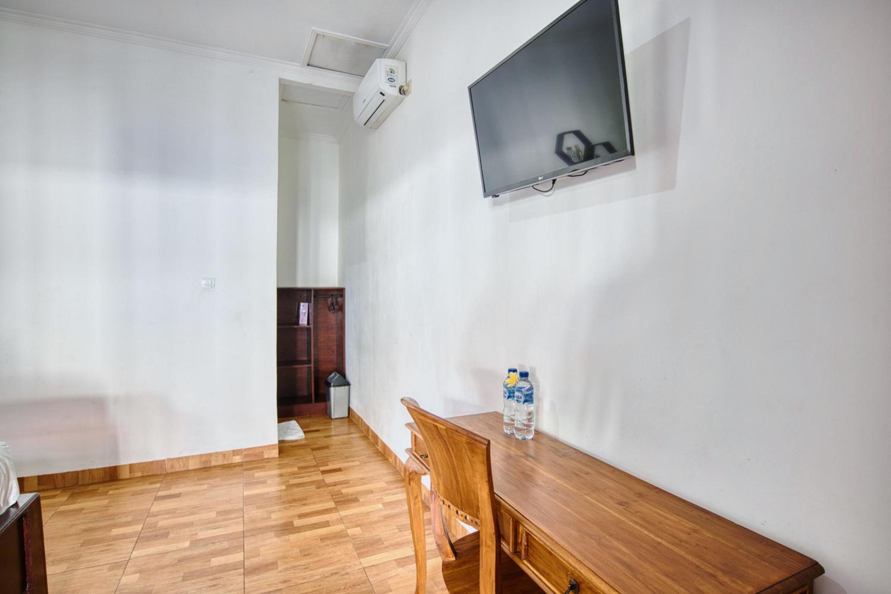 Double Room with Pool View - Photo 16
