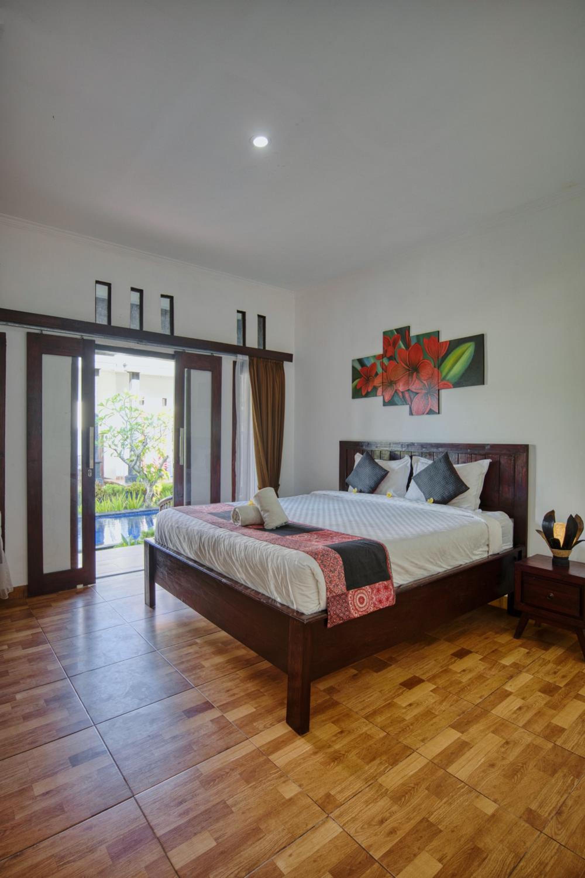Double Room with Pool View - Photo 10
