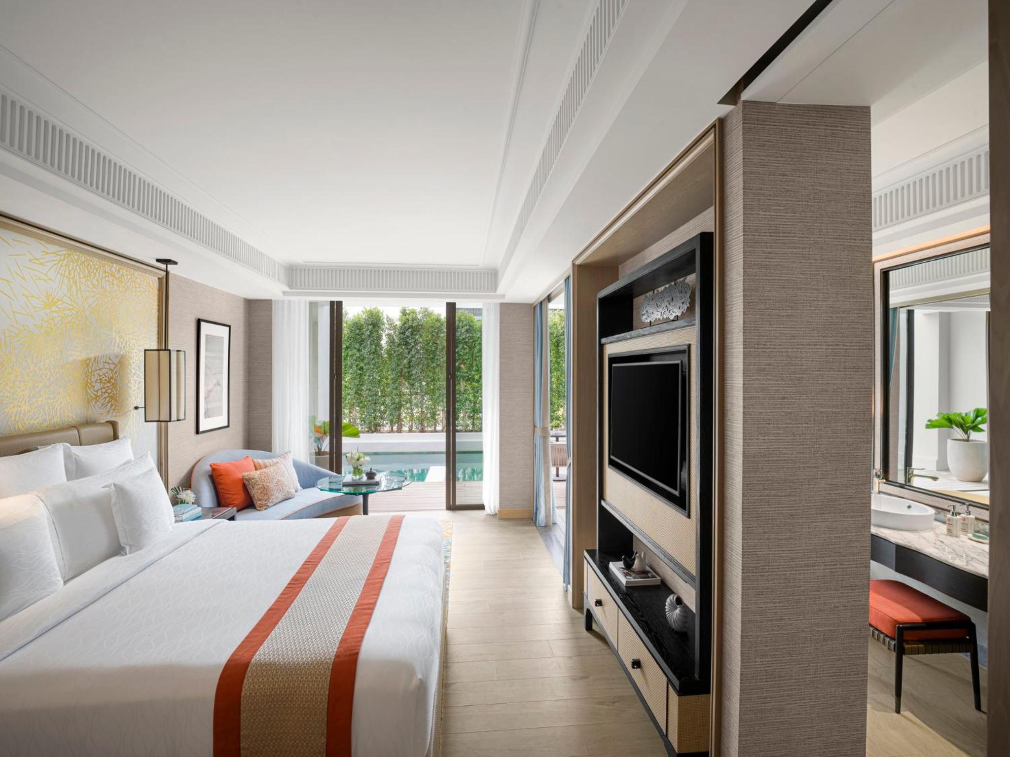 Classic King Room with Pool Access - Photo 1