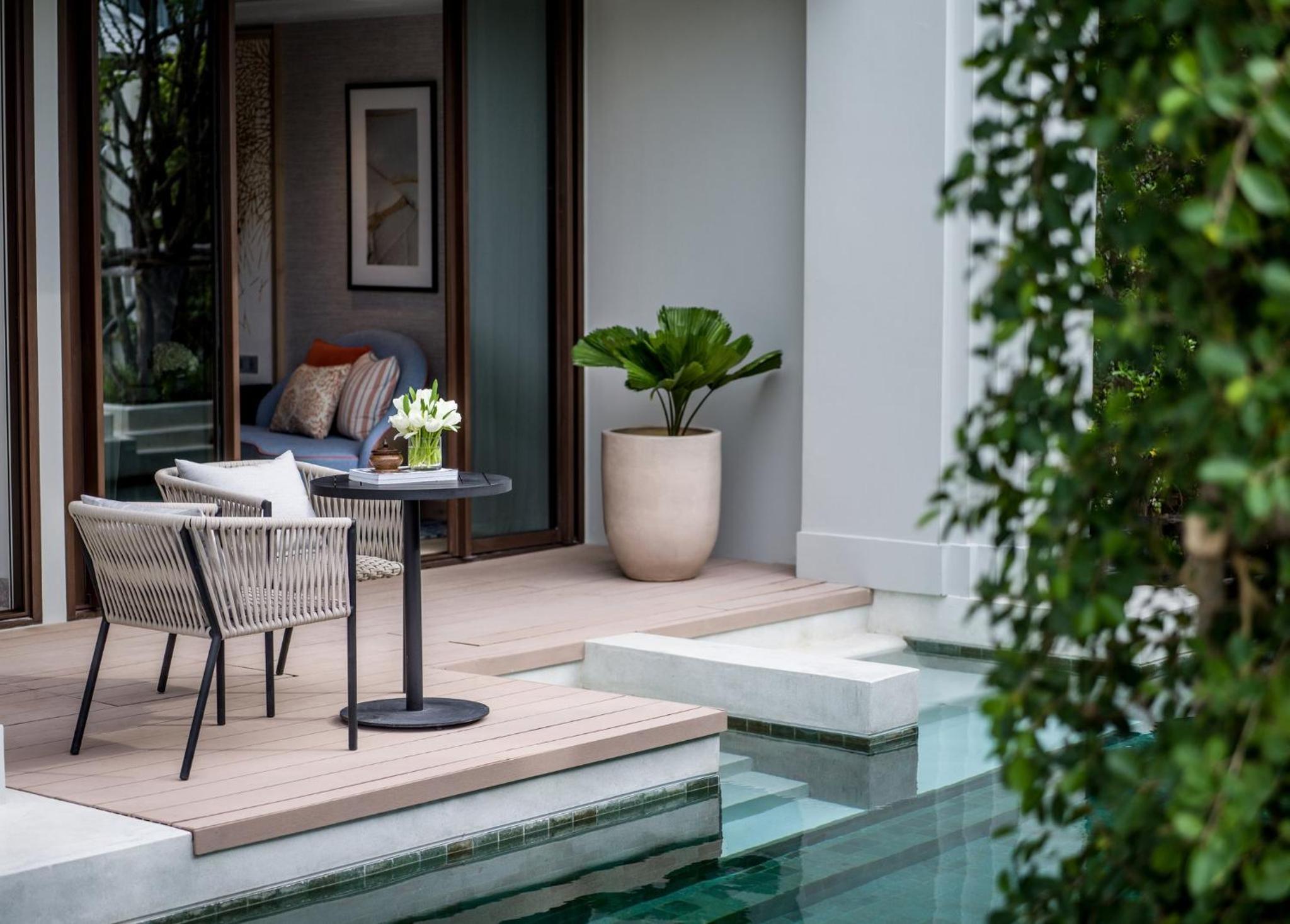 Classic King Room with Pool Access - Photo 3