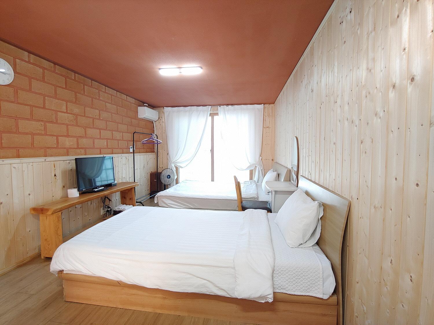 Twin Room - Photo 1