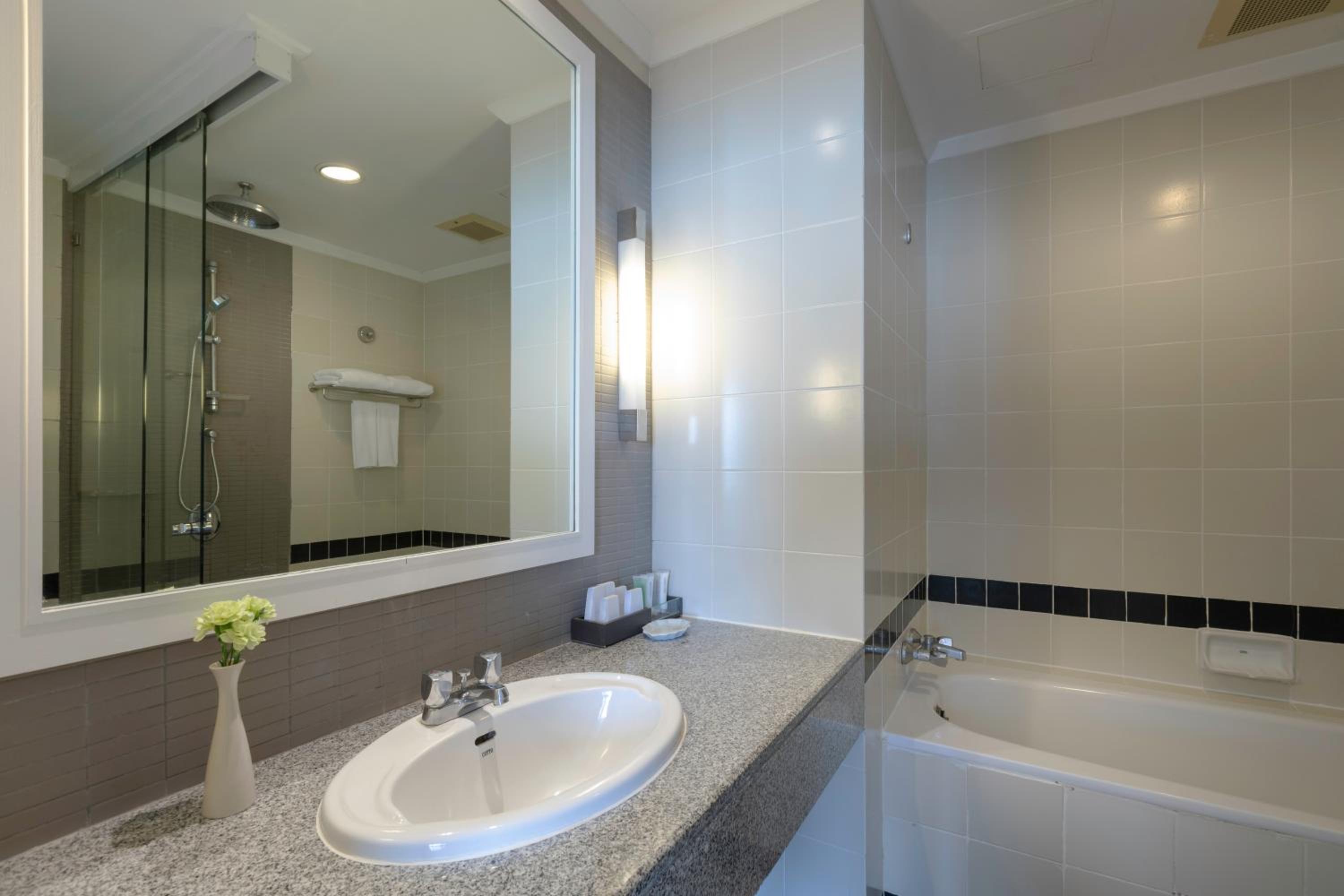 One-Bedroom Apartment - Photo 6