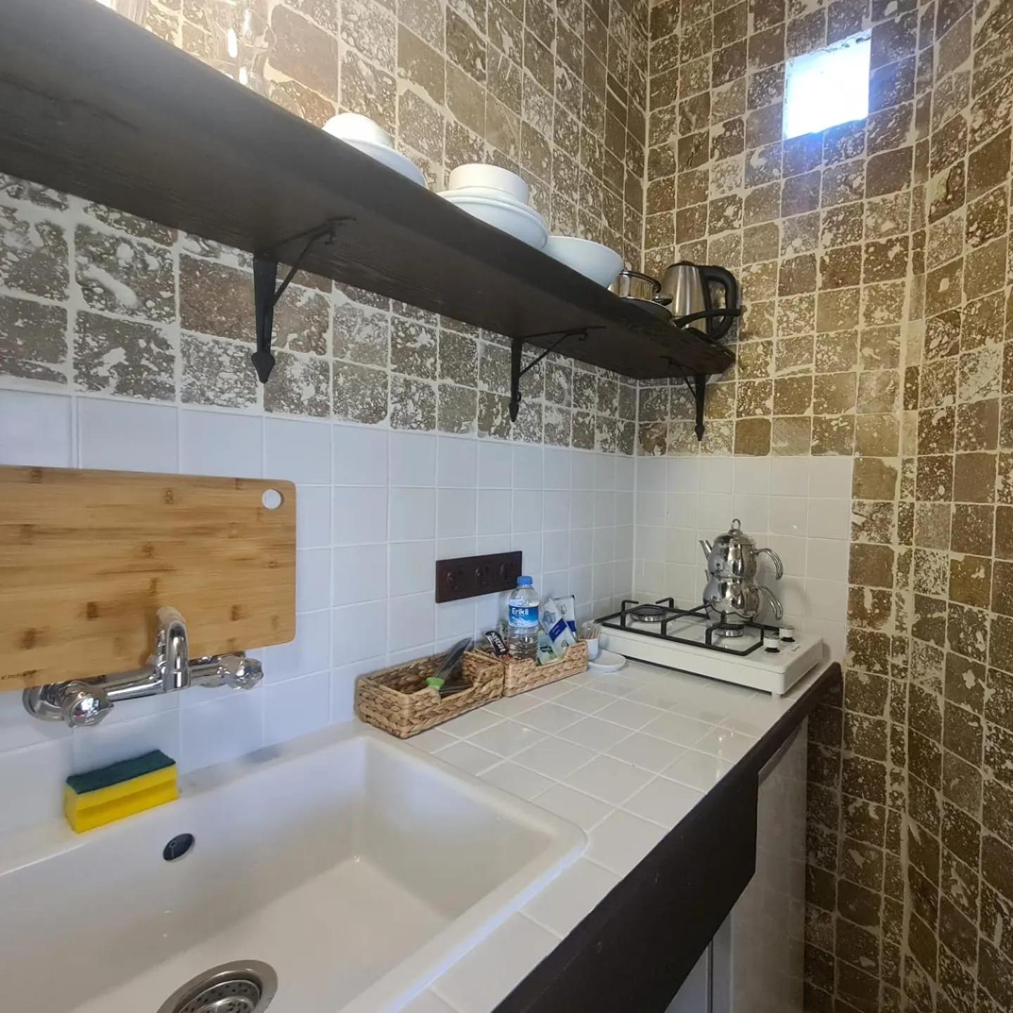 King Room with Lake View - Photo 5