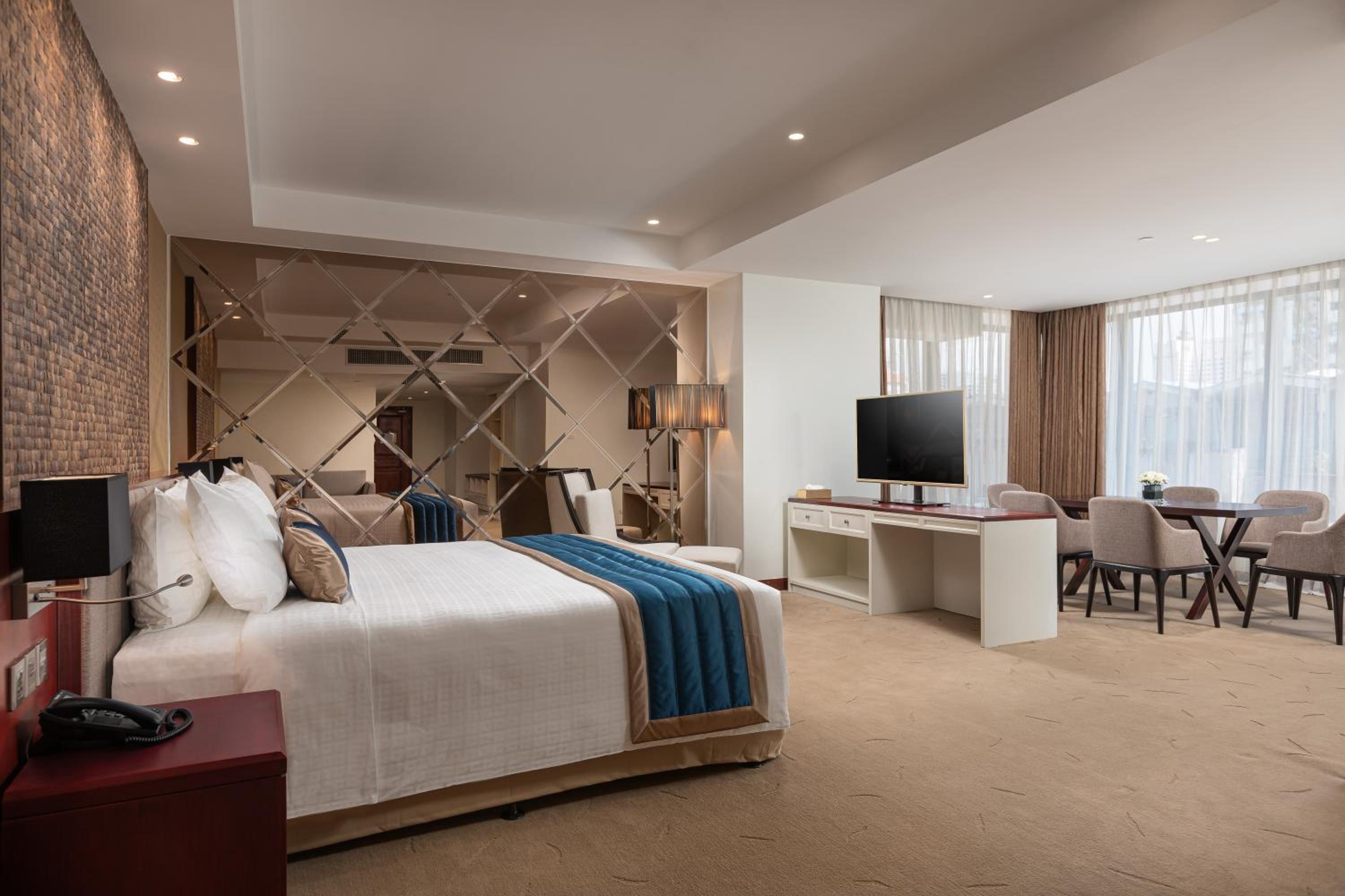 Corner Suite - Photo 1