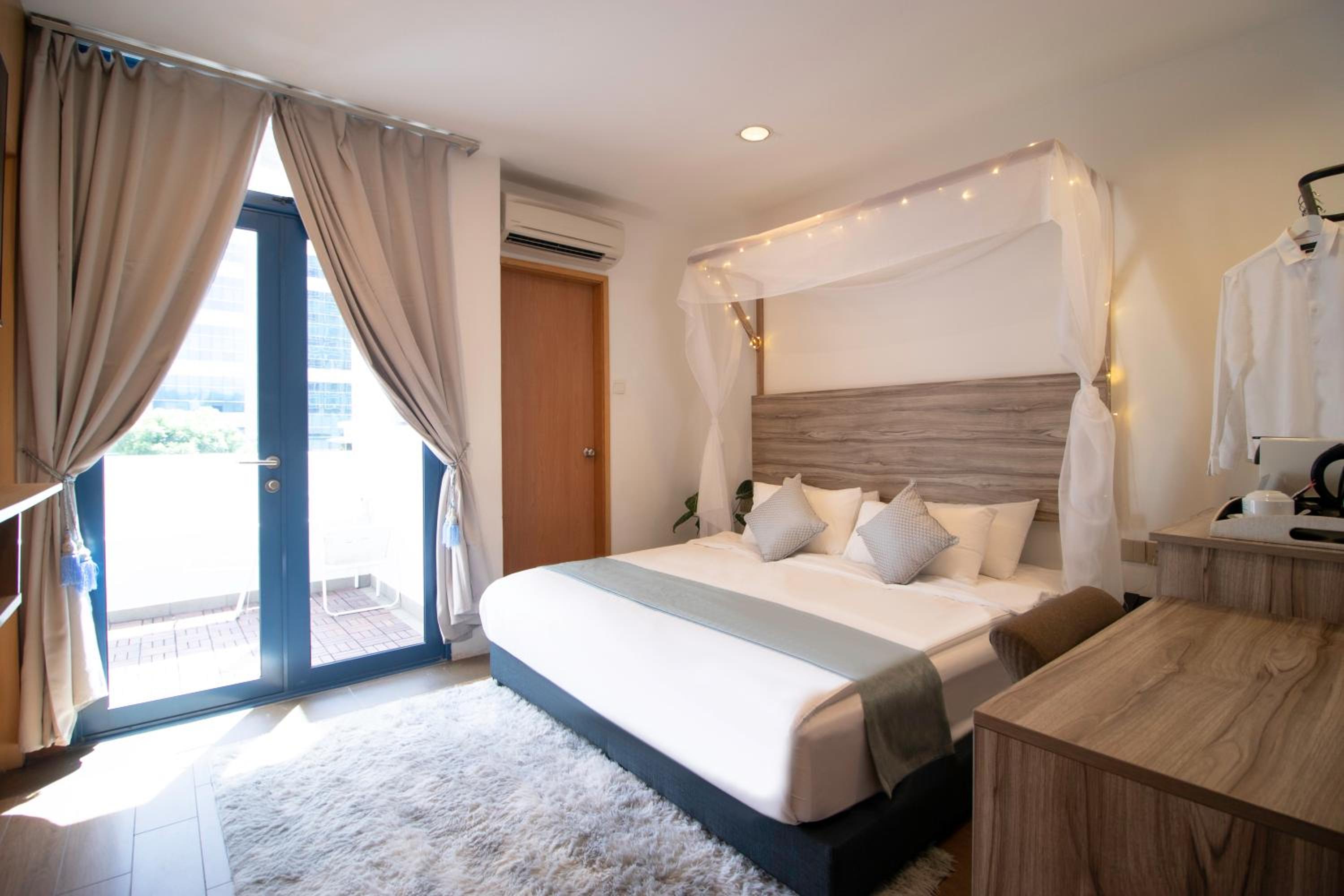 Deluxe King Room with Balcony photo 2