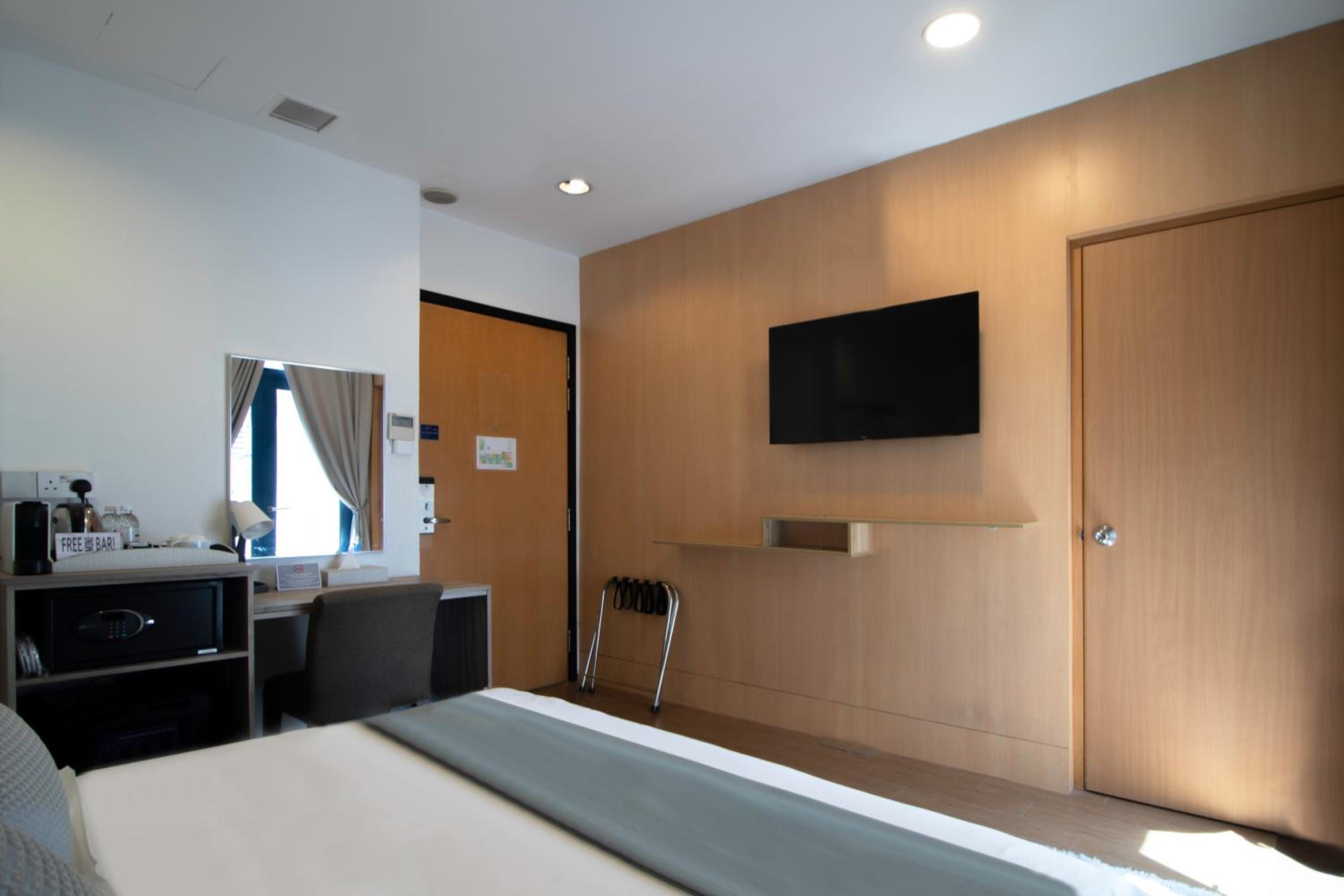 Deluxe King Room with Balcony photo 3