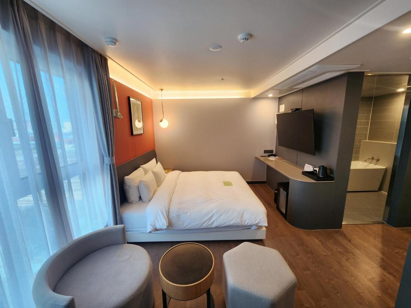 Deluxe Double Room with Free access to Rooftop pool - Photo 15