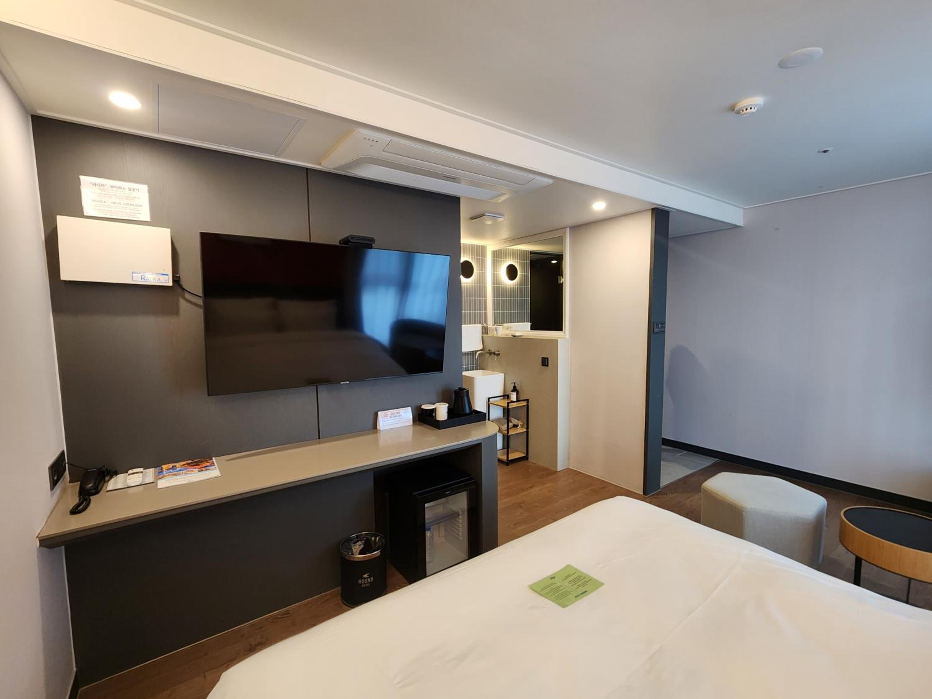 Deluxe Double Room with Free access to Rooftop pool - Photo 13
