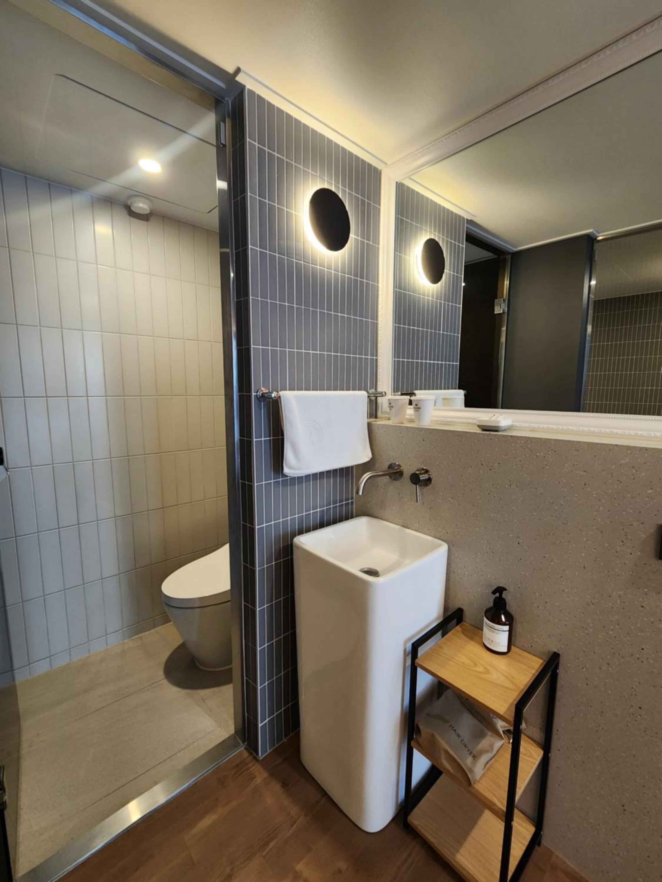 Deluxe Double Room with Free access to Rooftop pool - Photo 4