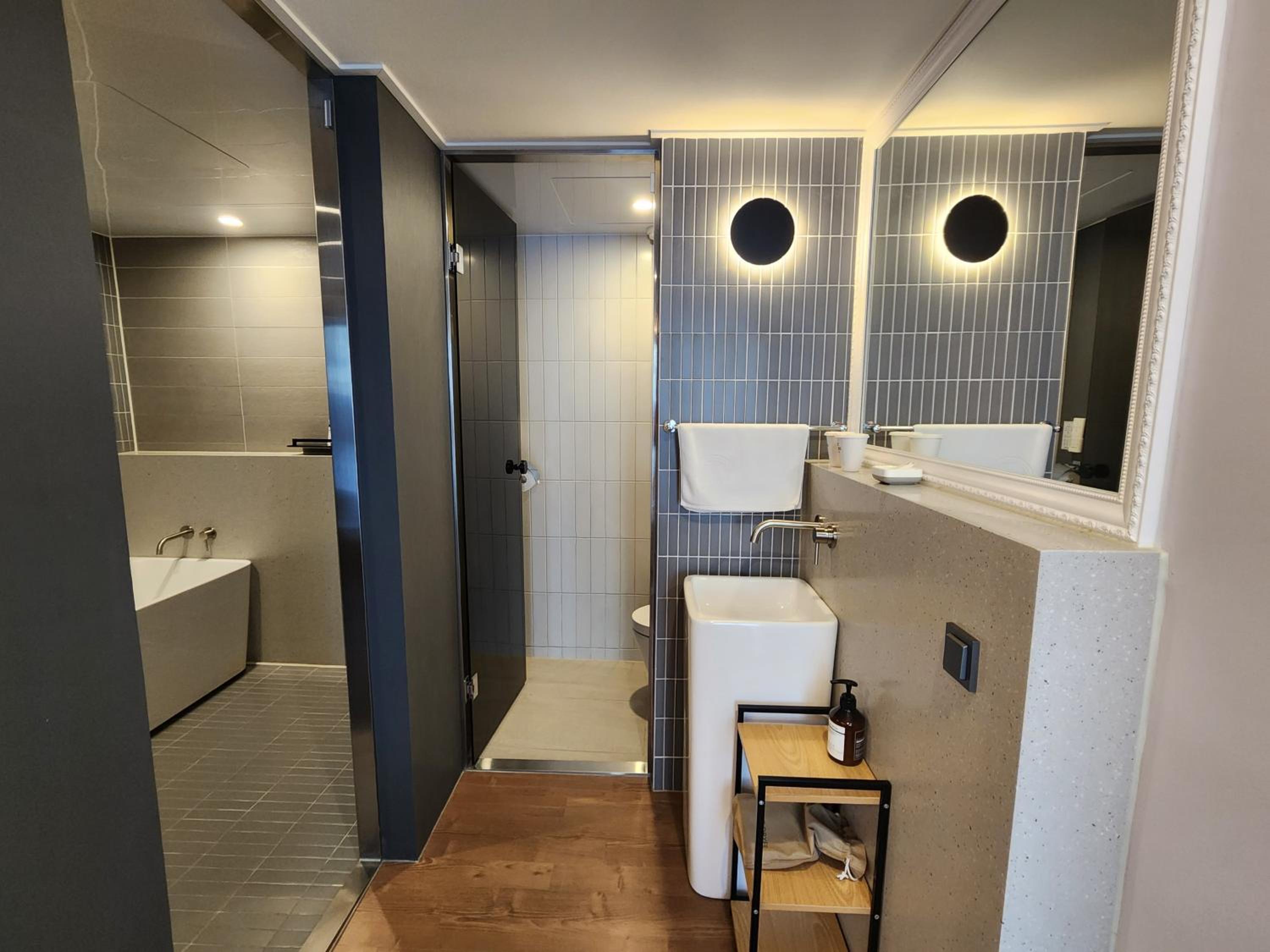 Deluxe Double Room with Free access to Rooftop pool - Photo 3