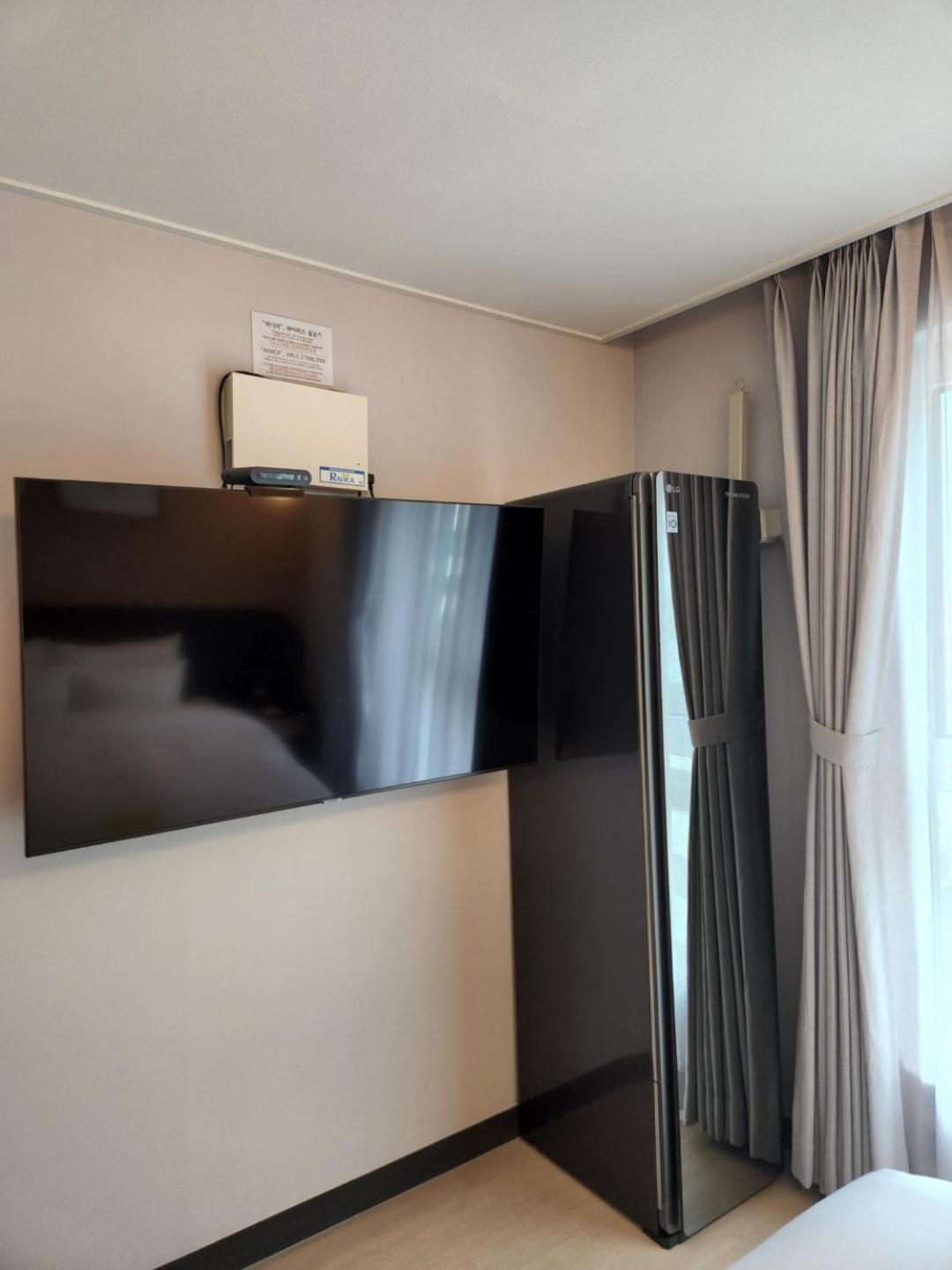 Standard Double Room with Free access to Rooftop pool - Photo 7