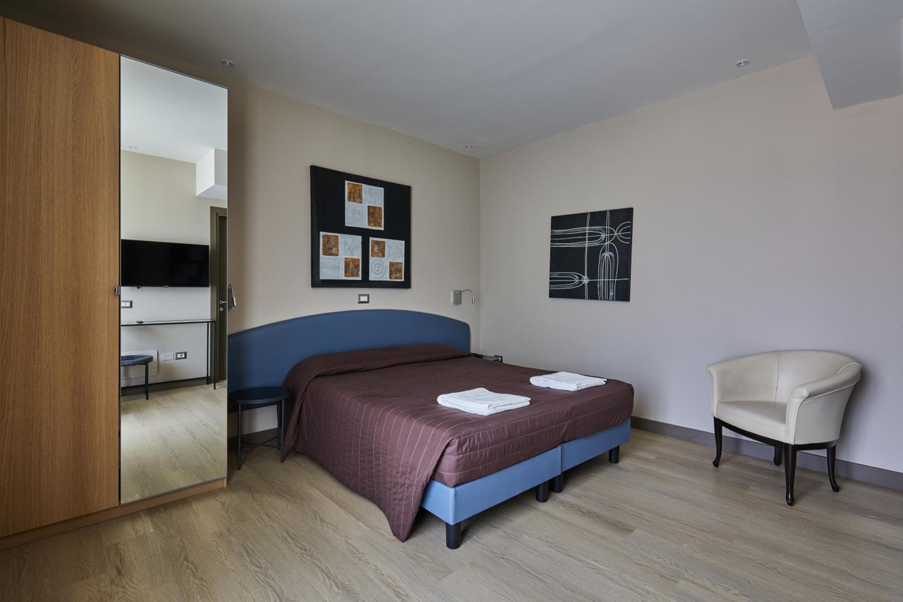 Deluxe Double or Twin Room - Photo 2