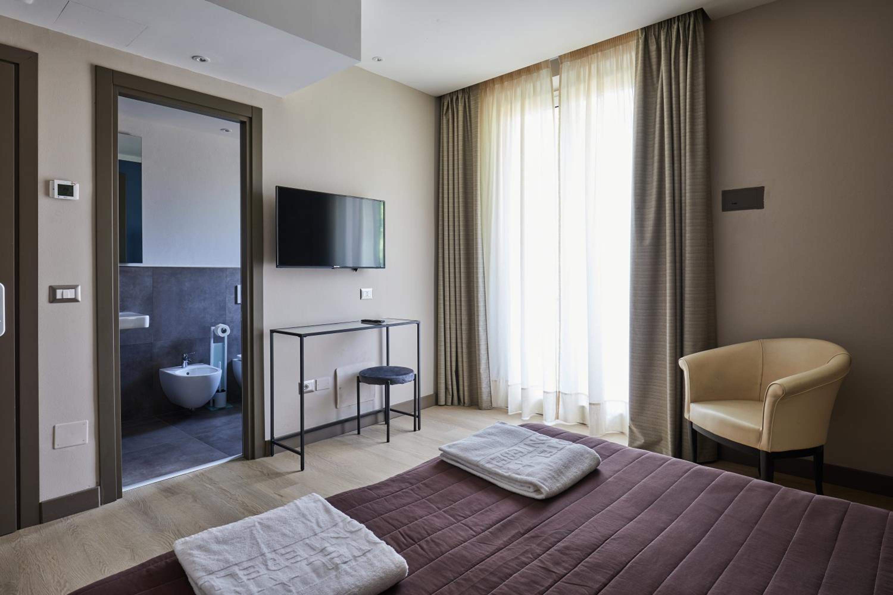 Deluxe Double or Twin Room - Photo 3