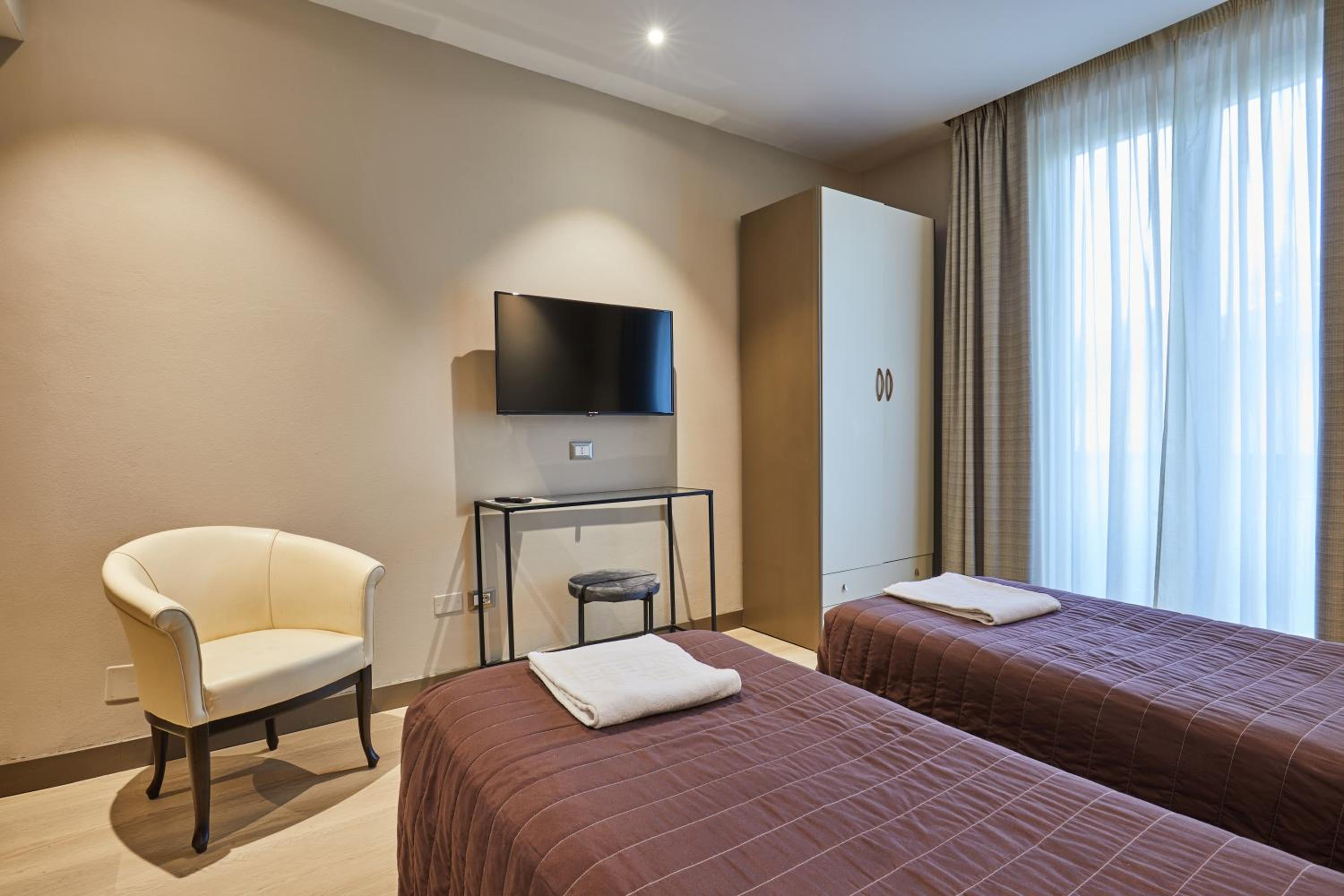 Deluxe Double or Twin Room - Photo 5