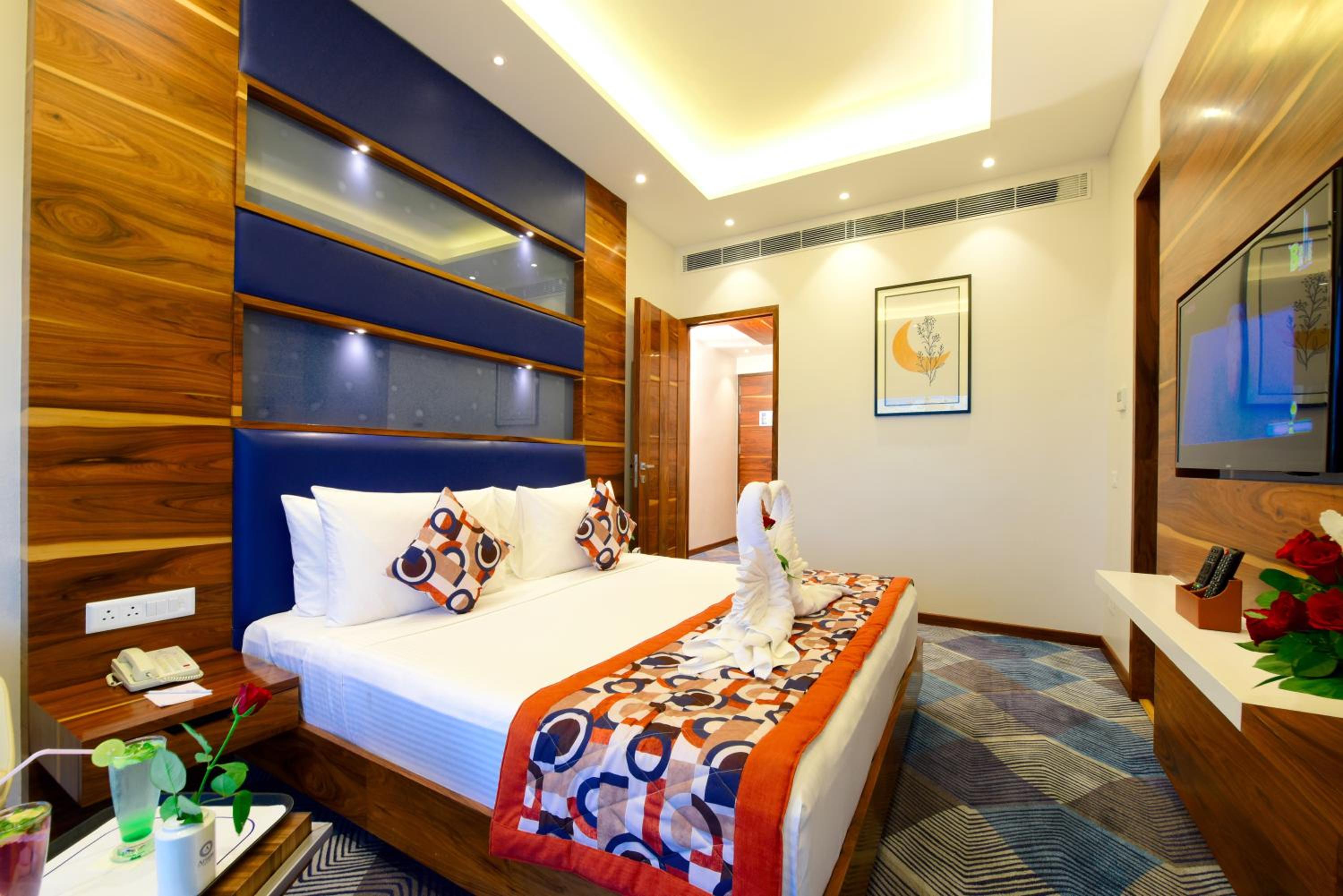 Executive King Suite with City View - Non-Smoking - Photo 2