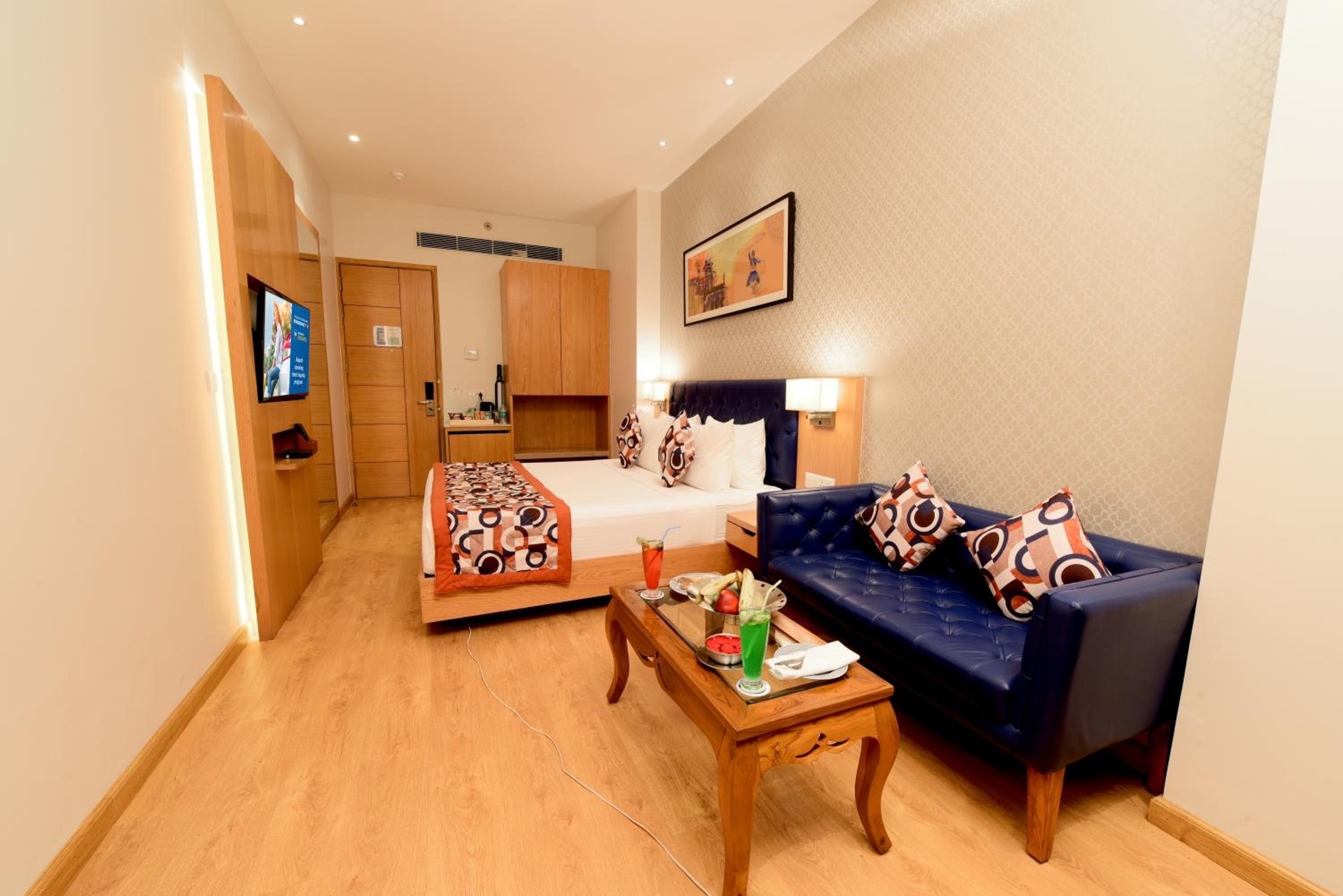 Superior King Room with City View - Non-Smoking - Photo 1