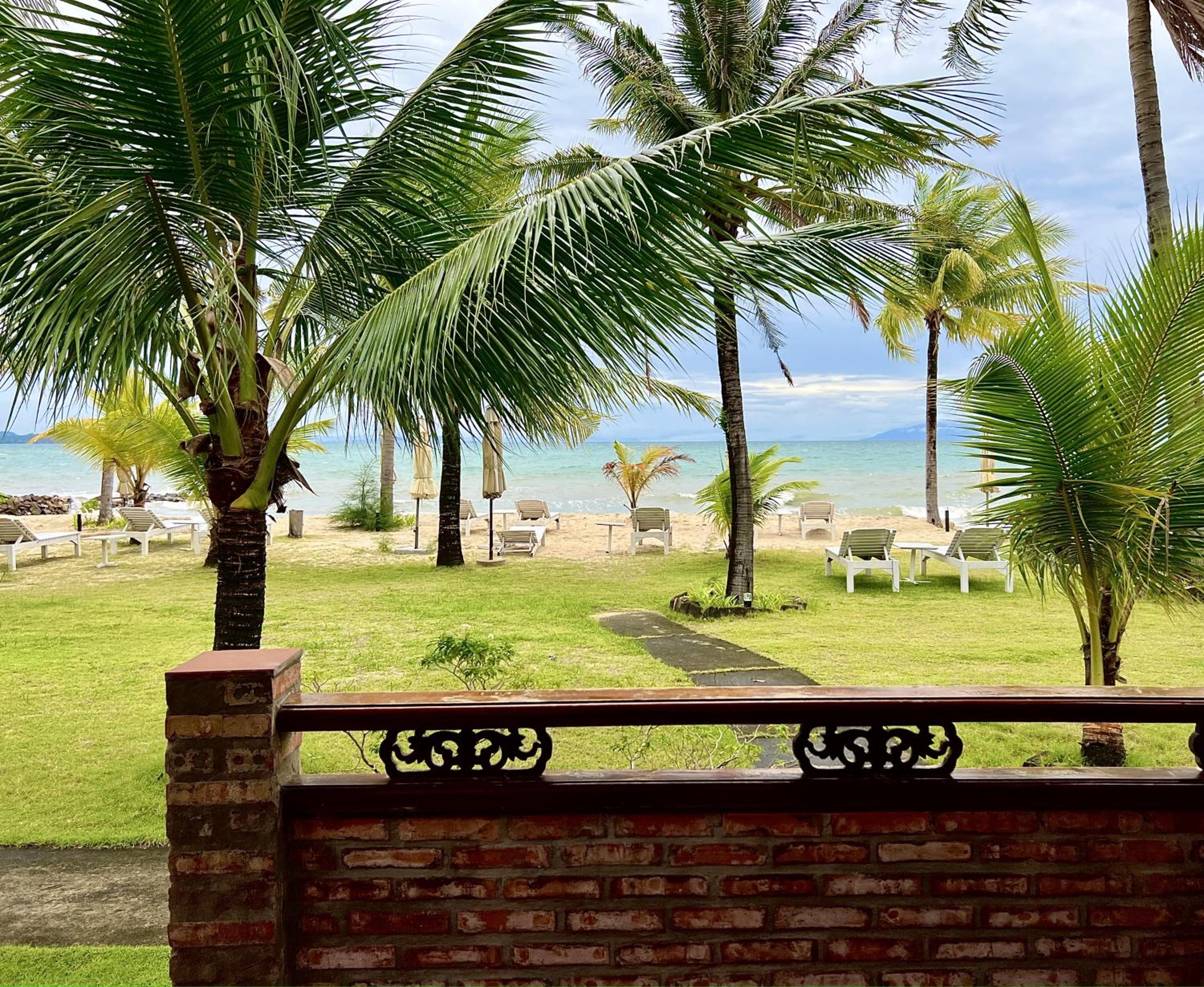 Deluxe King Room - Beach Front photo 2