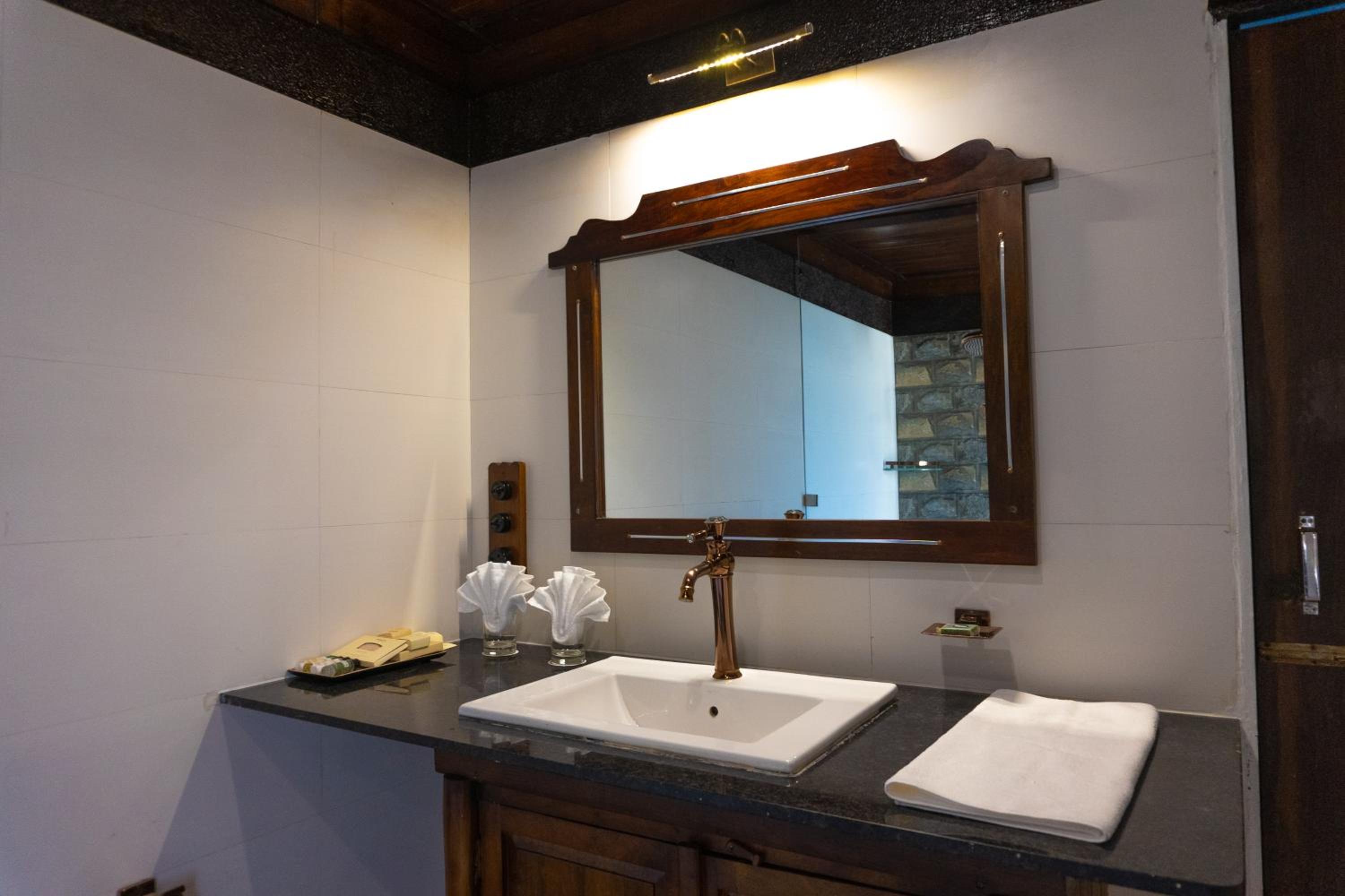Deluxe Double Room - 20% off on F&B and Laundry photo 3