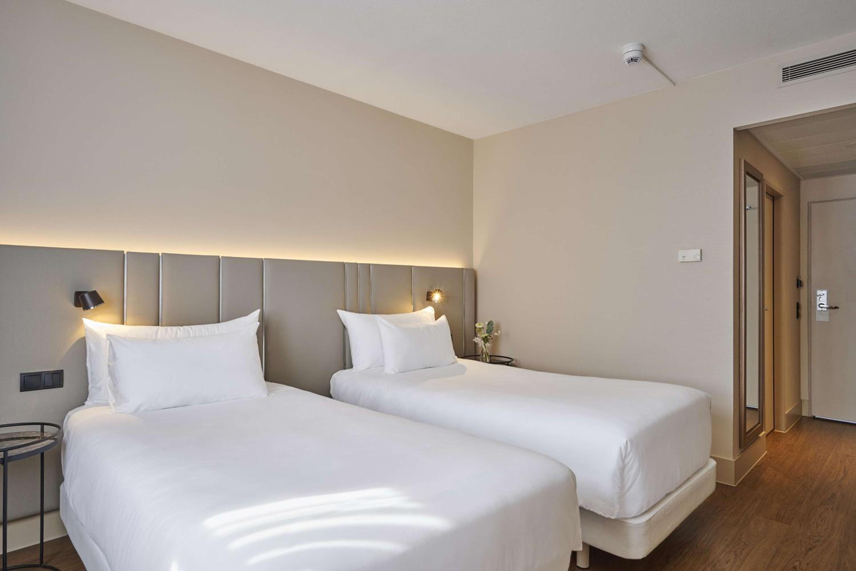 Standard Double or Twin Room with View - Photo 1