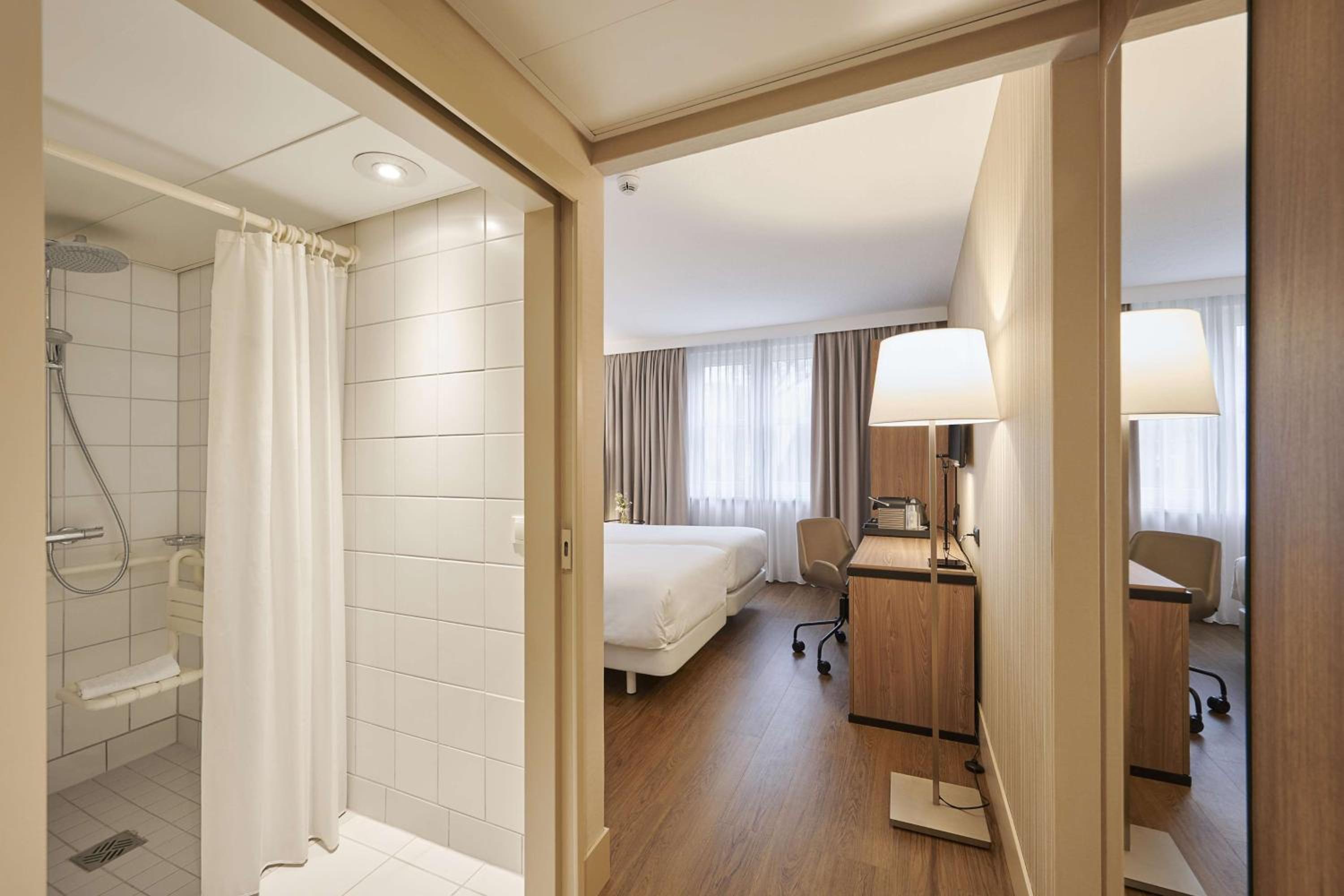 Standard Double or Twin Room with View - Photo 16