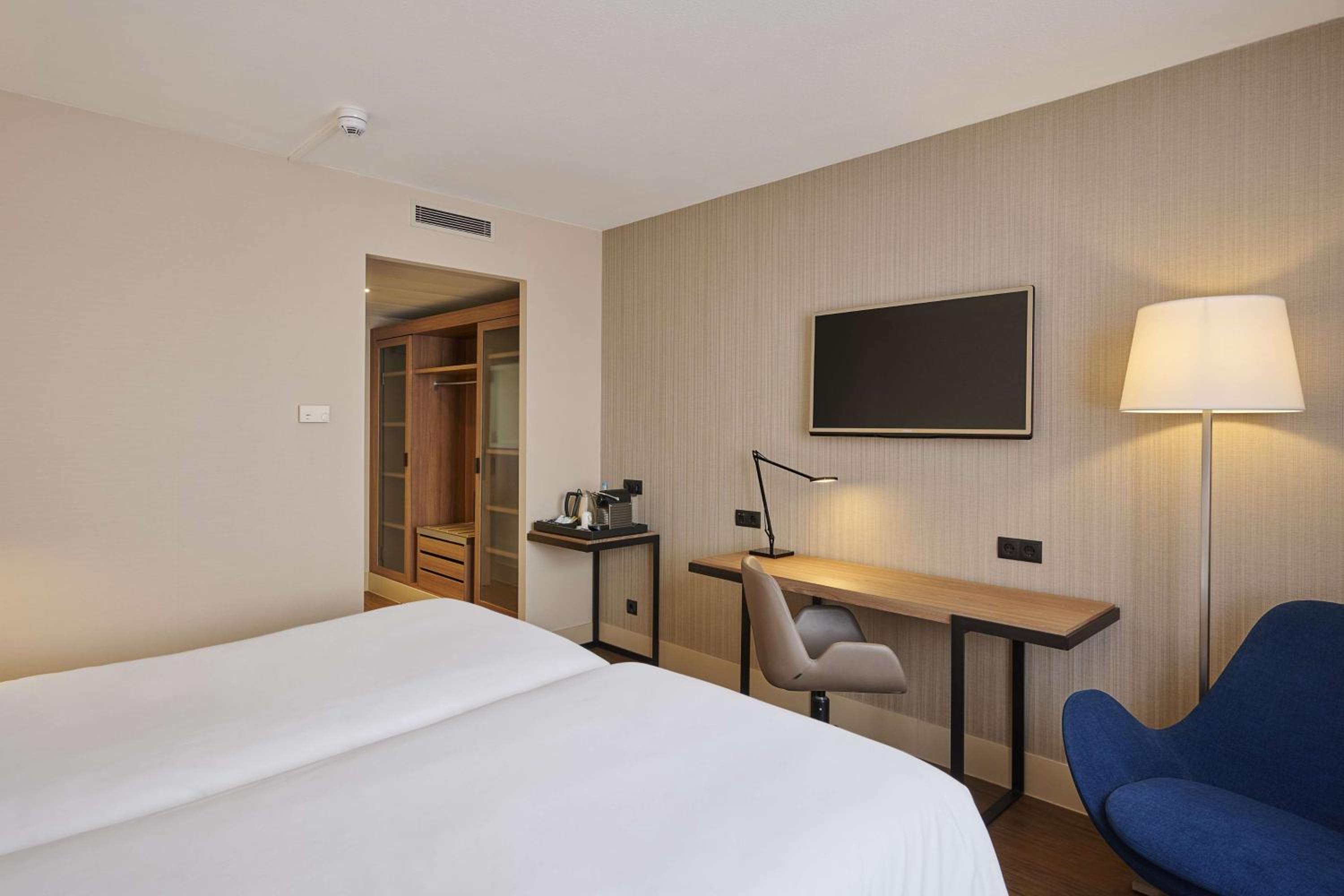Standard Double or Twin Room with View - Photo 17
