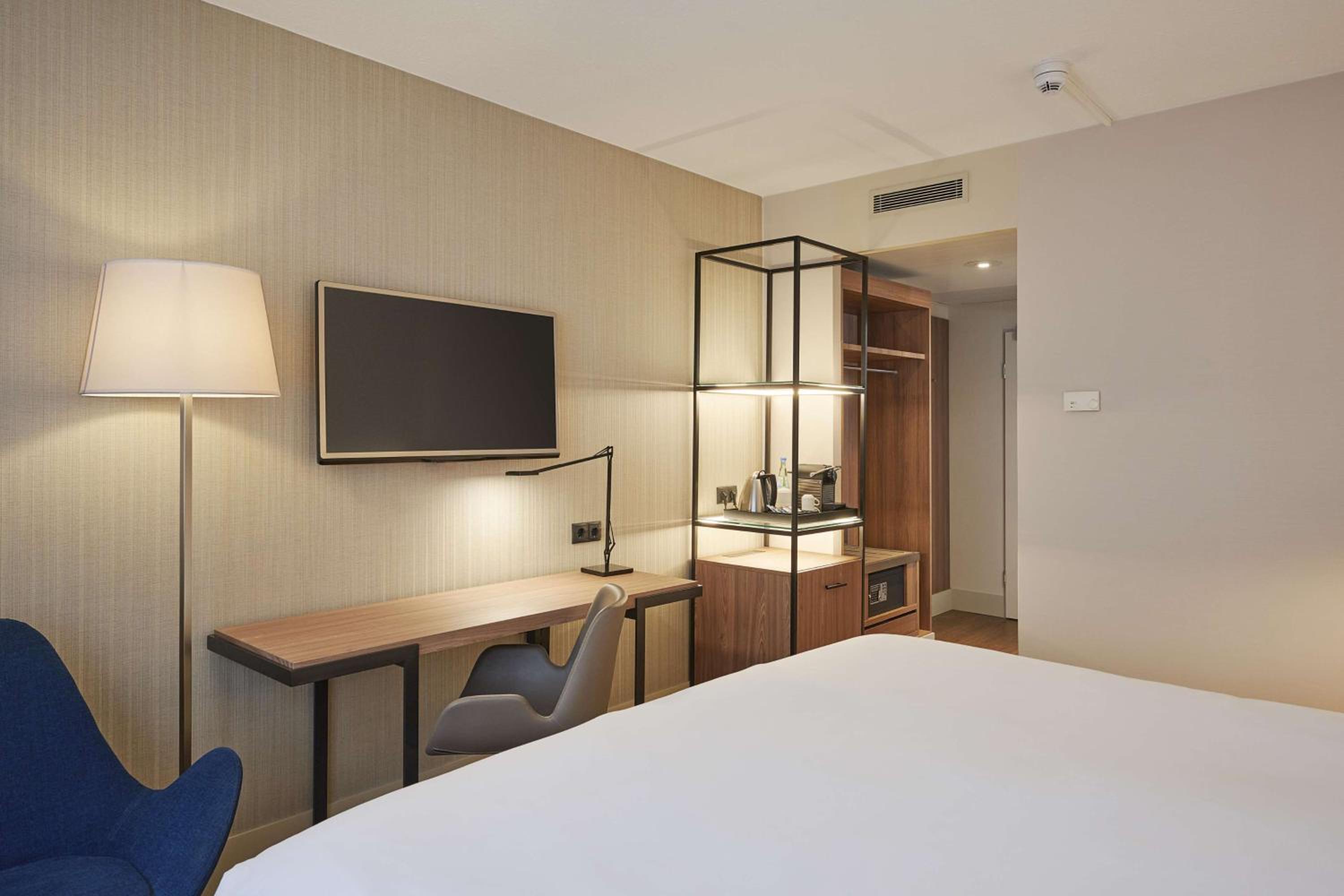 Standard Double or Twin Room with View - Photo 18