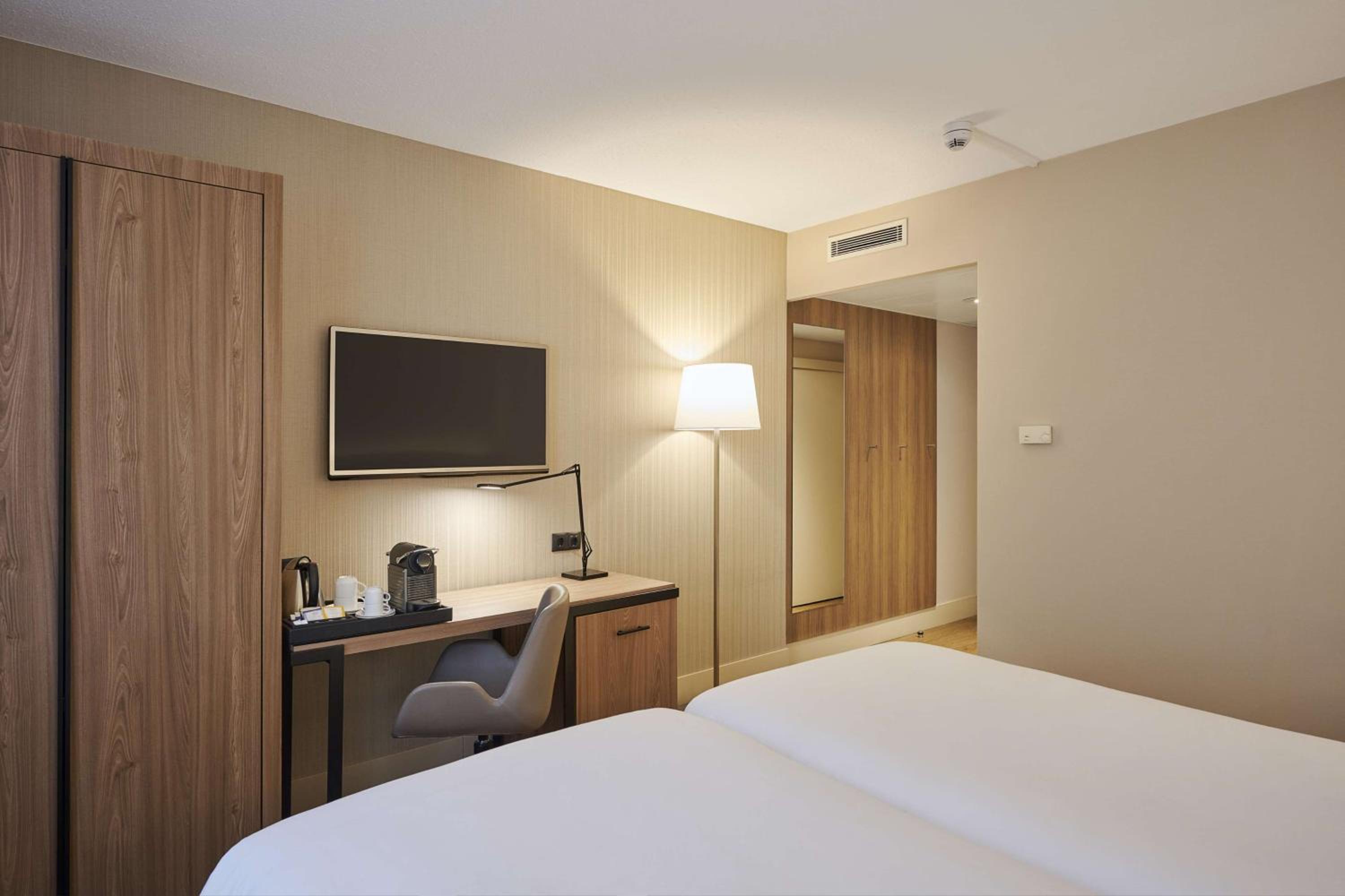 Standard Double or Twin Room with View - Photo 19