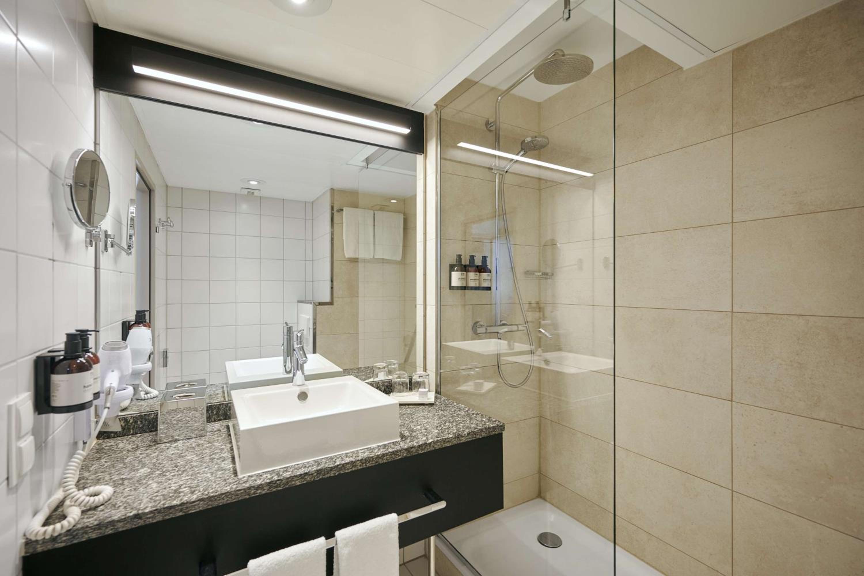 Standard Double or Twin Room with View - Photo 2
