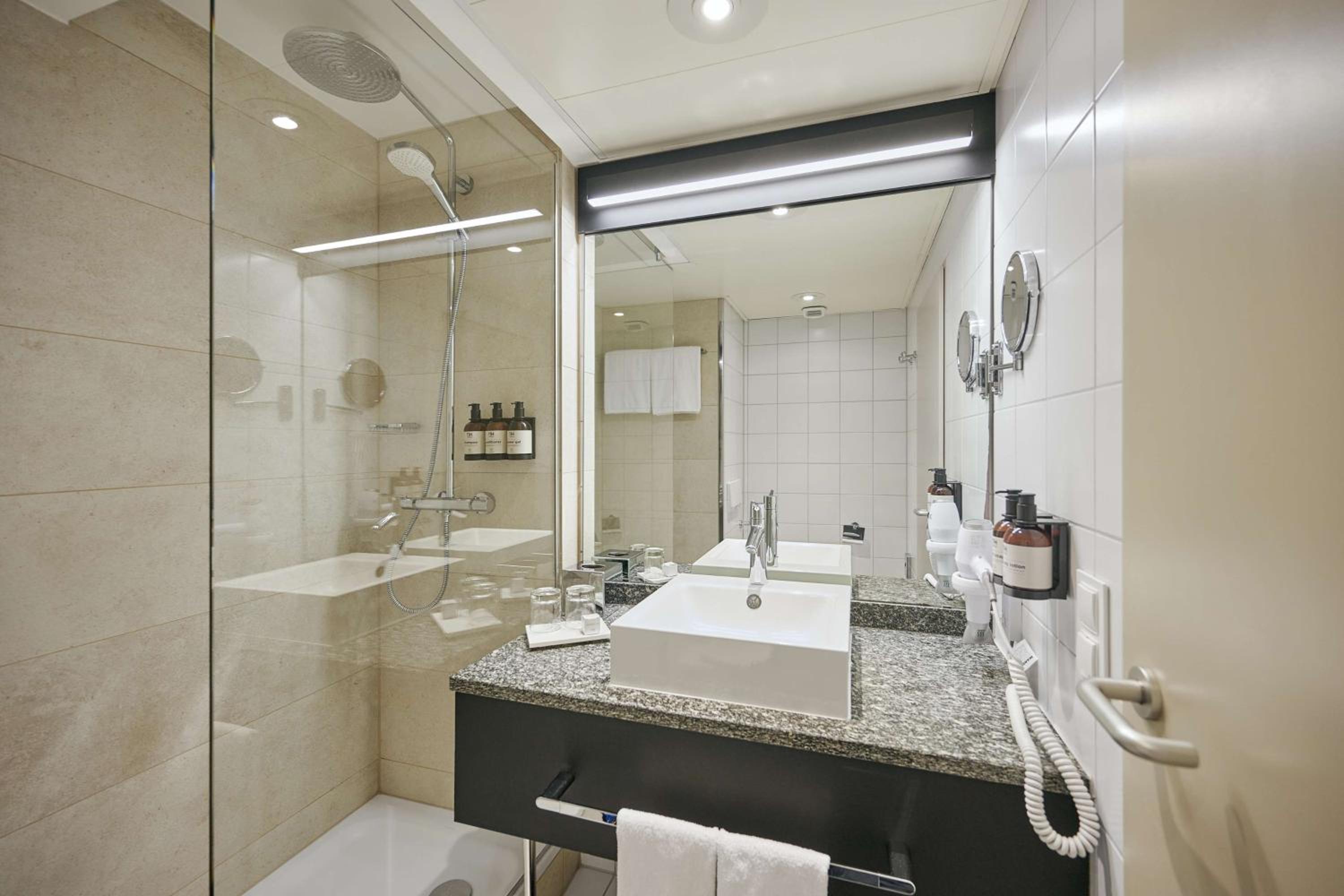 Standard Double or Twin Room with View - Photo 3