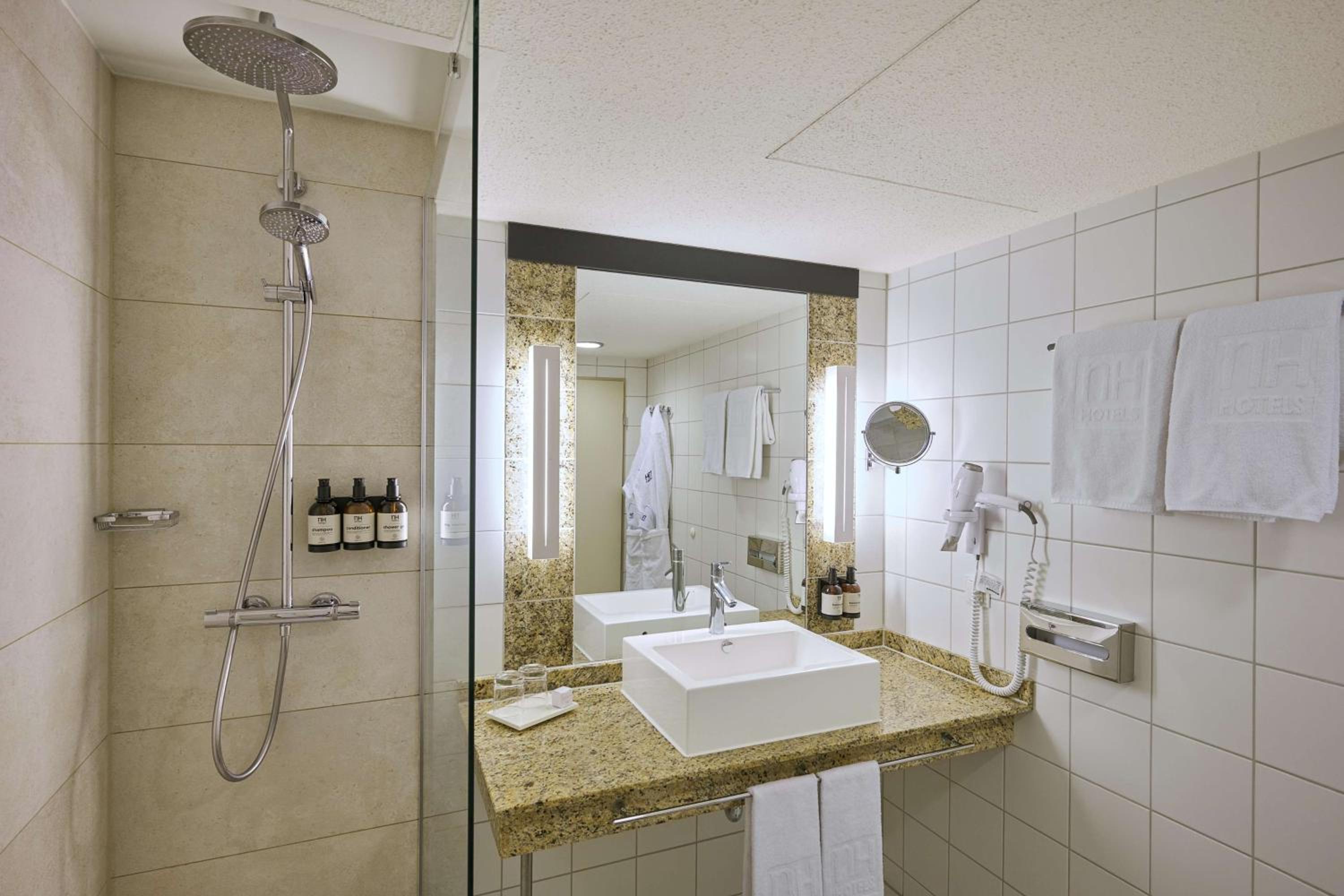 Standard Double or Twin Room with View - Photo 4