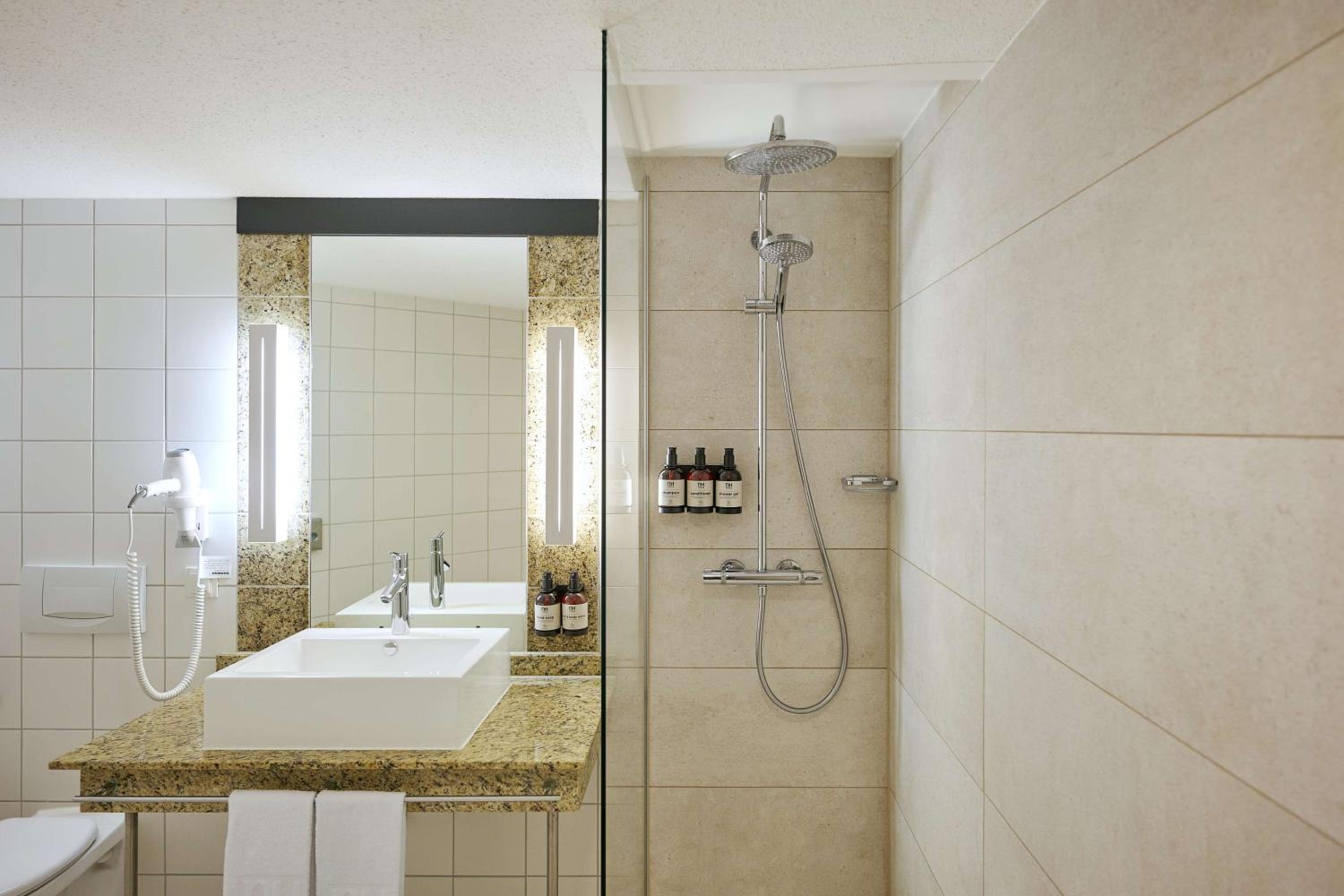 Standard Double or Twin Room with View - Photo 6