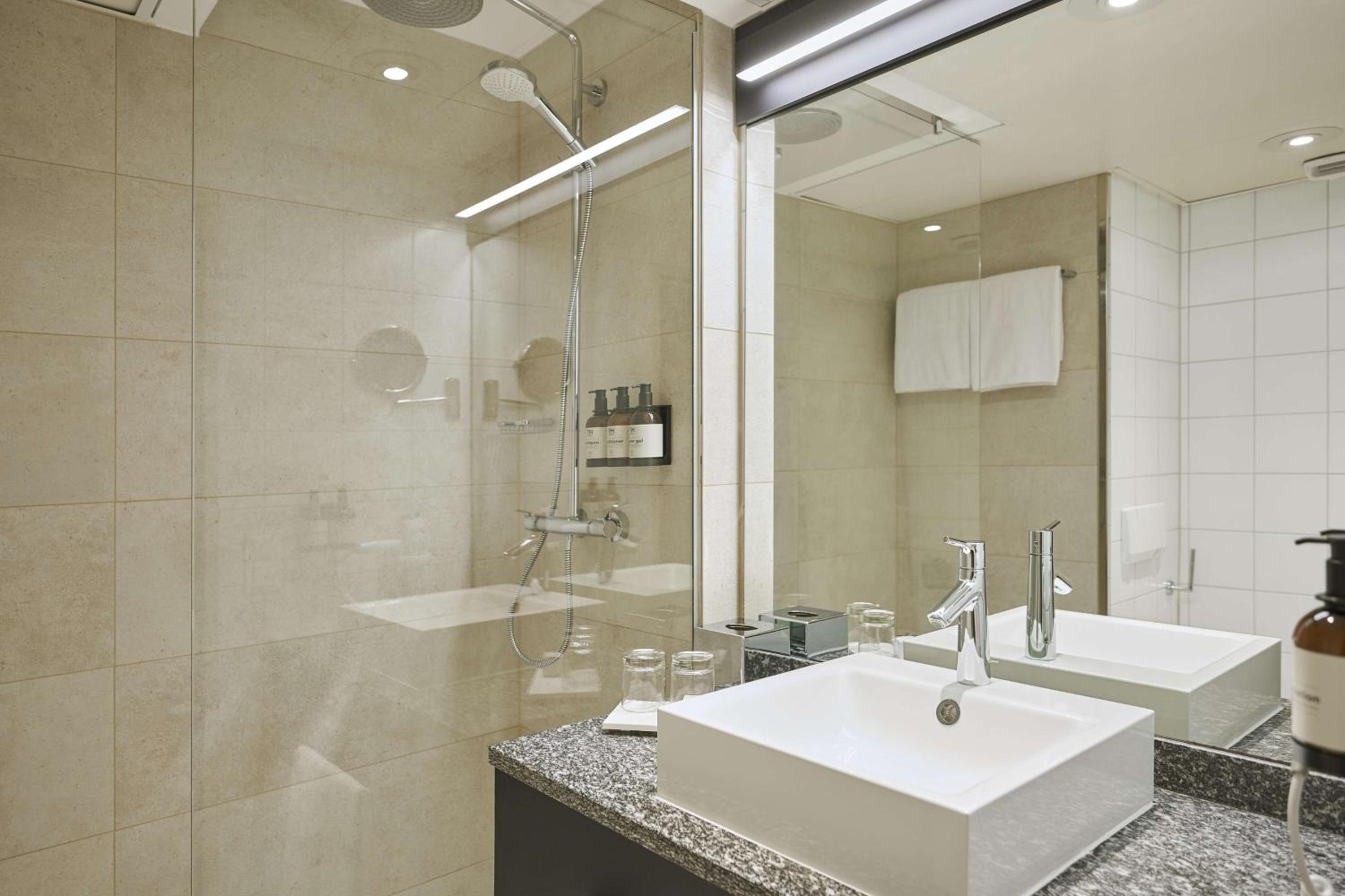 Standard Double or Twin Room with View - Photo 7
