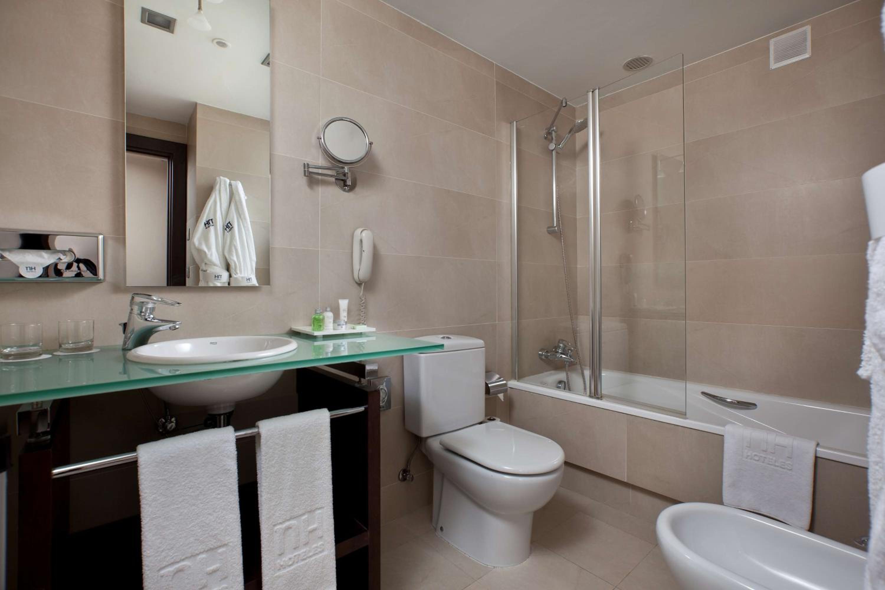 Standard Double or Twin Room - Photo 3