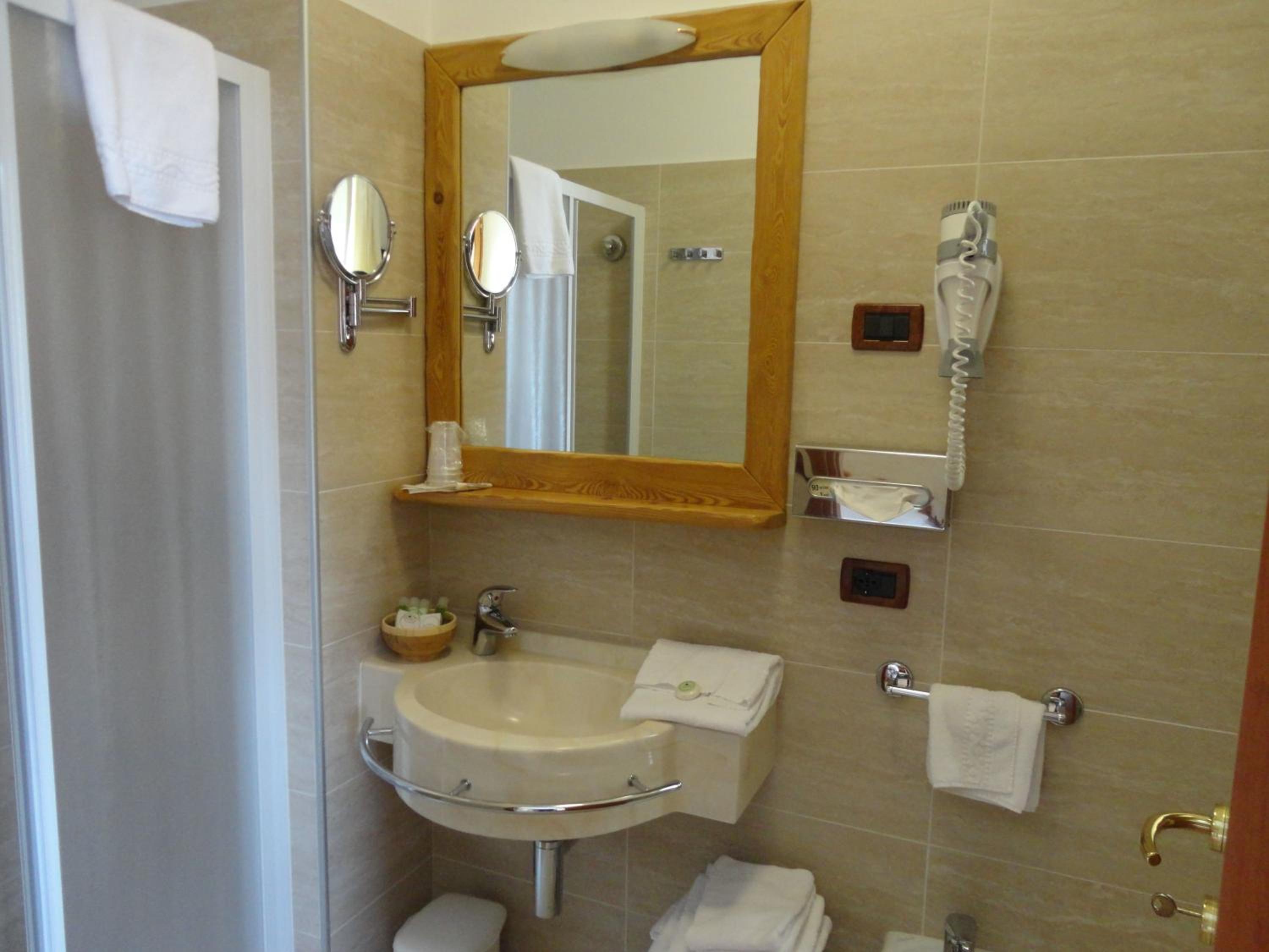 Standard Double or Twin Room photo 3
