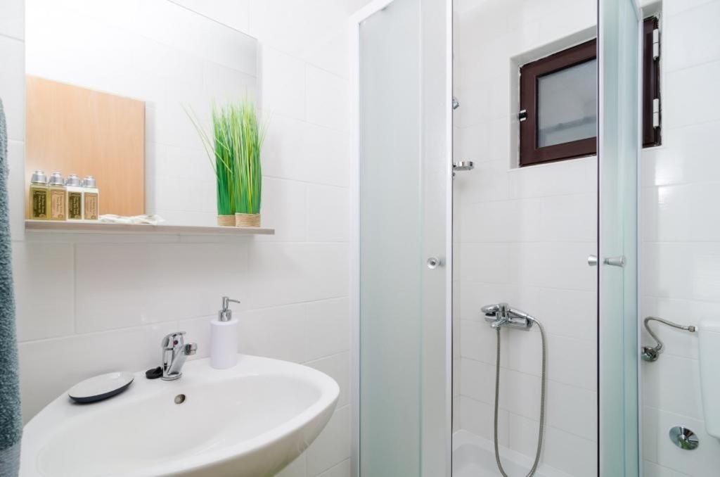 Comfort One Bedroom Apartment with Sea View photo 3