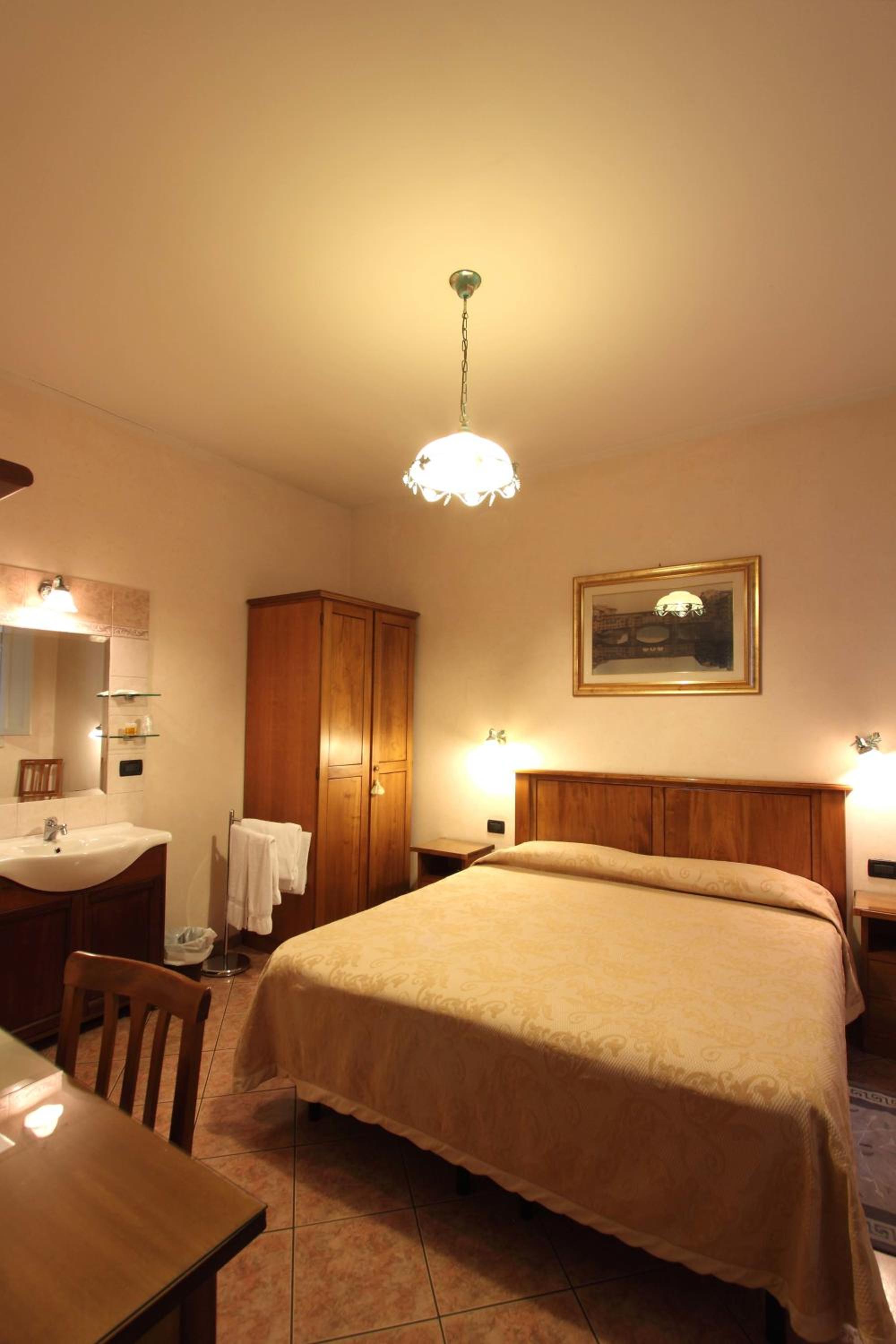 Double Room with Shared Bathroom photo 3
