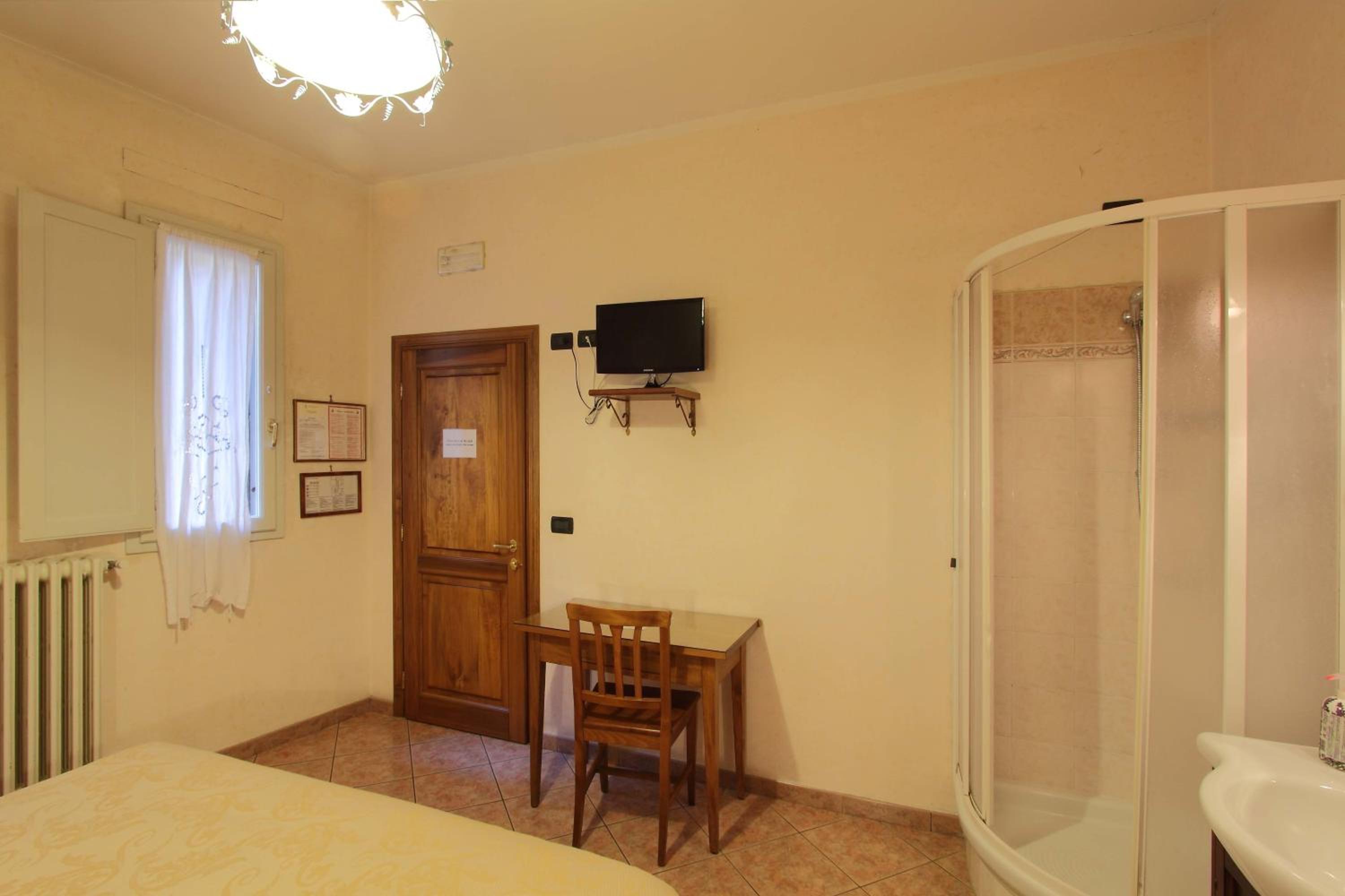 Double Room with Shared Bathroom photo 2