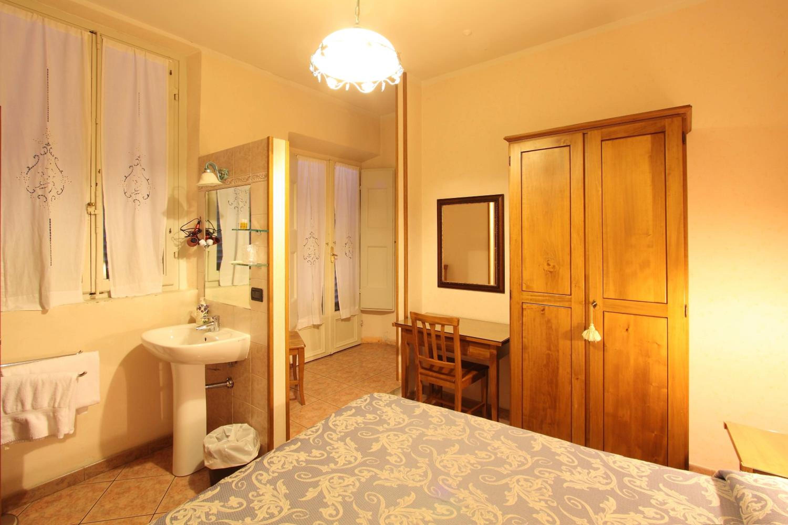 Economy Double Room with Shared Bathroom photo 3