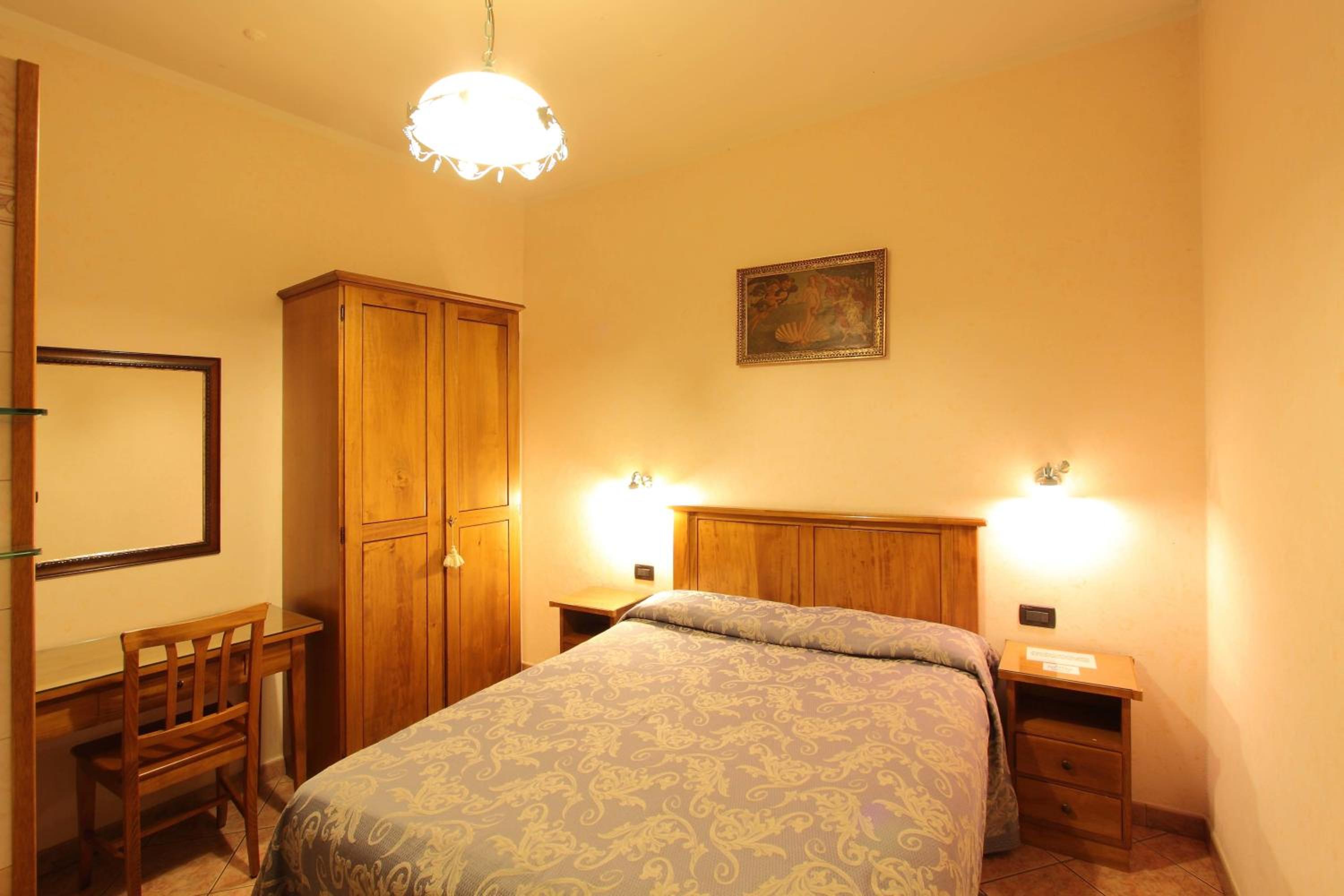 Economy Double Room with Shared Bathroom photo 2
