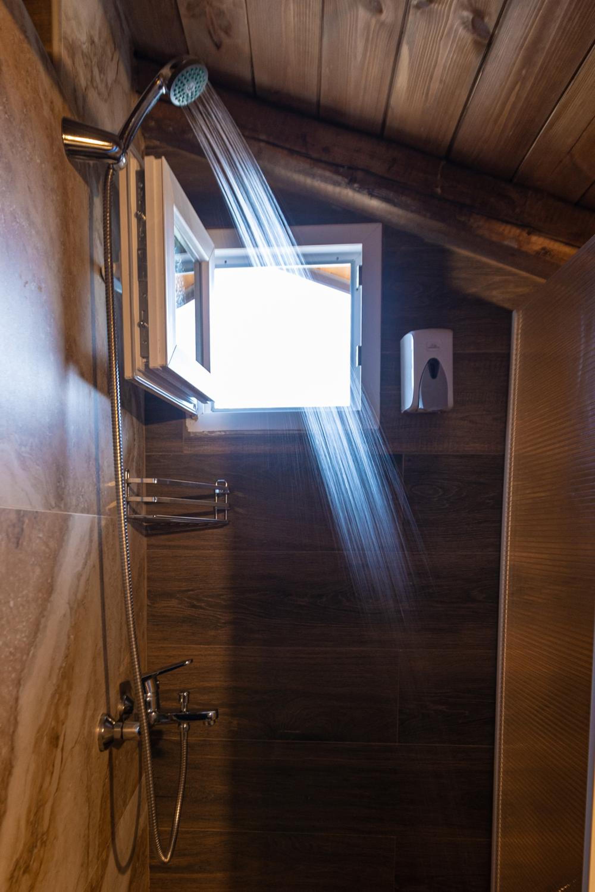 Deluxe King Suite - Photo 14
