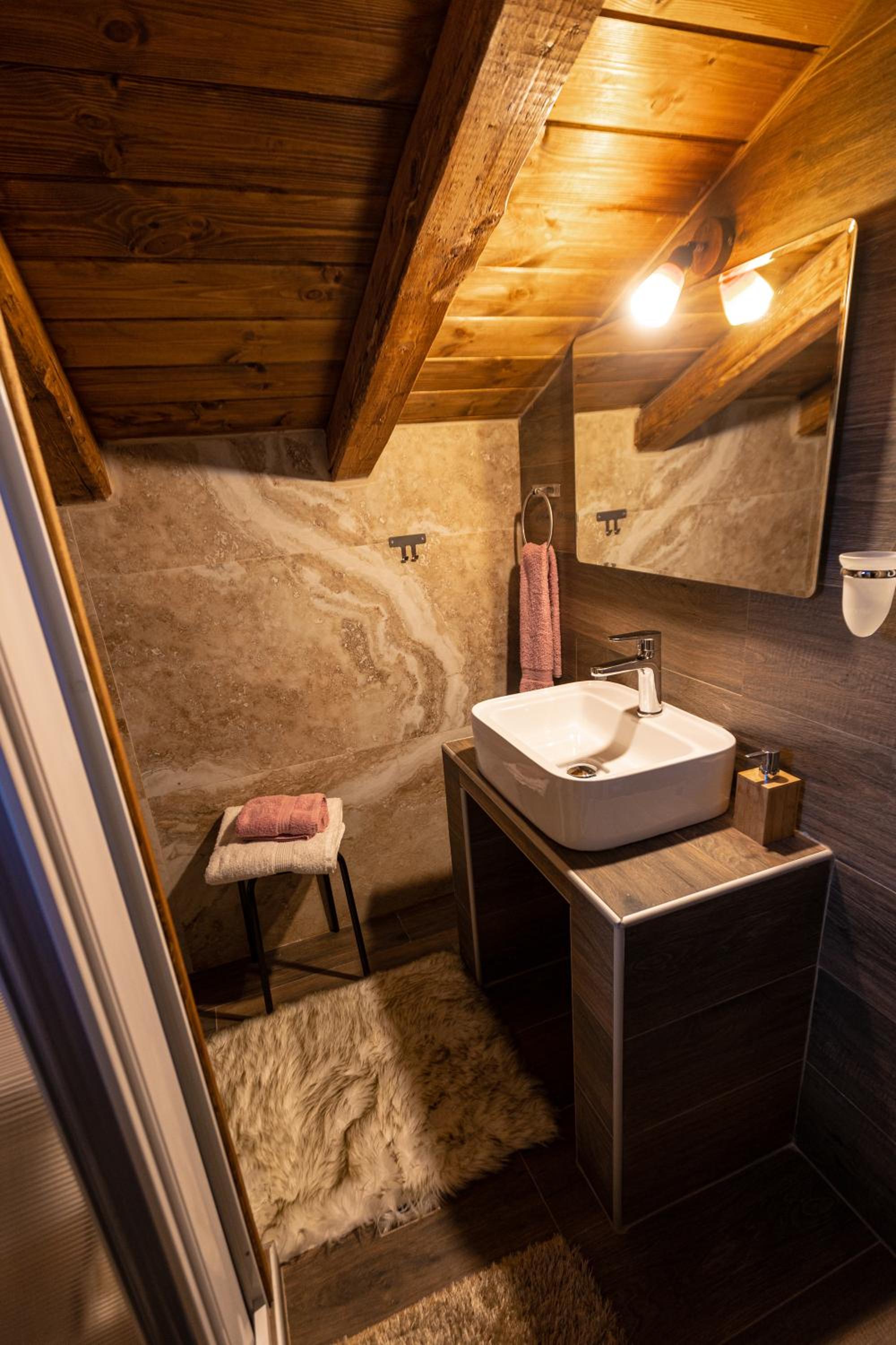 Deluxe King Suite - Photo 3
