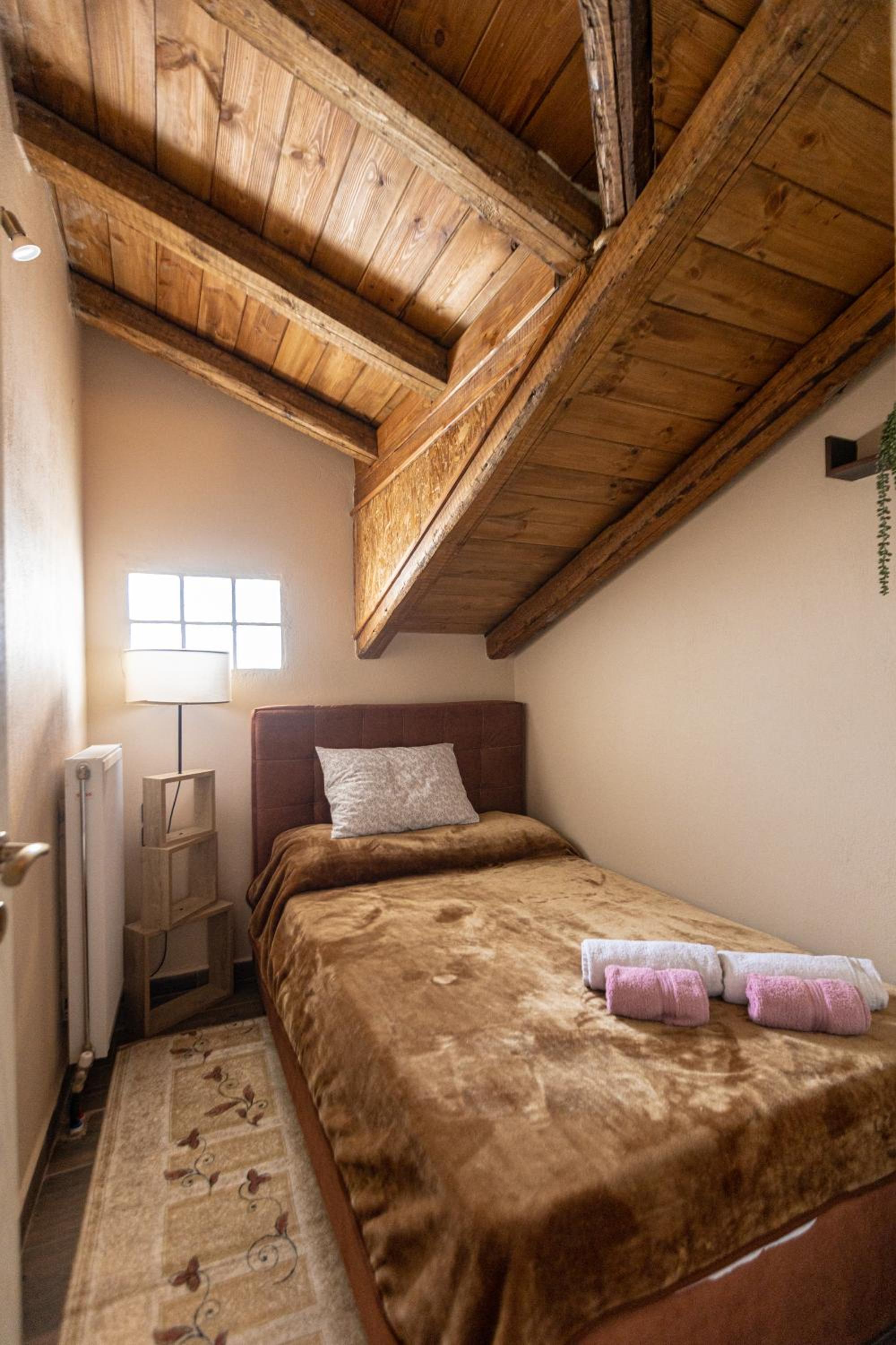 Deluxe King Suite - Photo 6