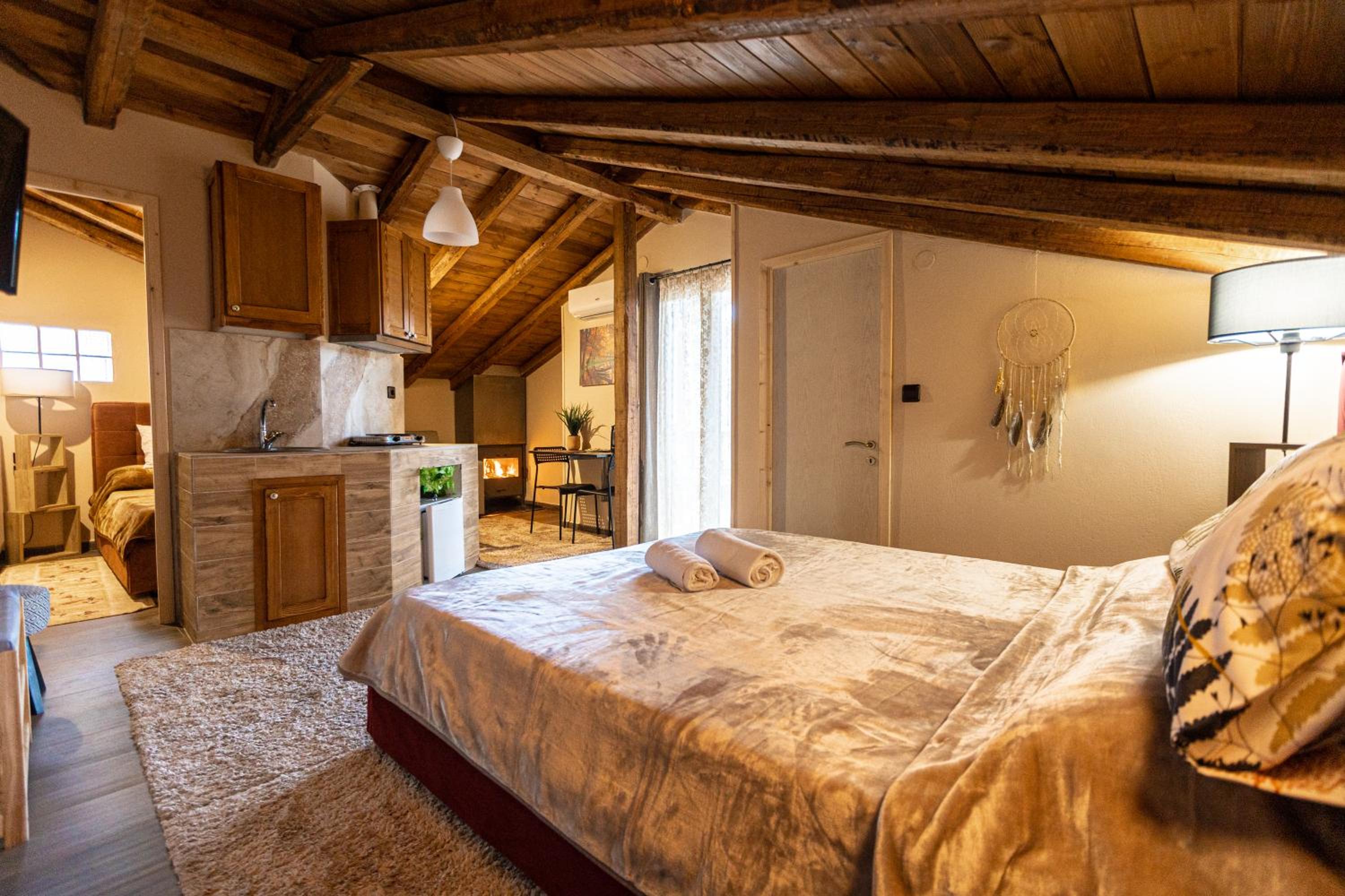 Deluxe King Suite - Photo 12