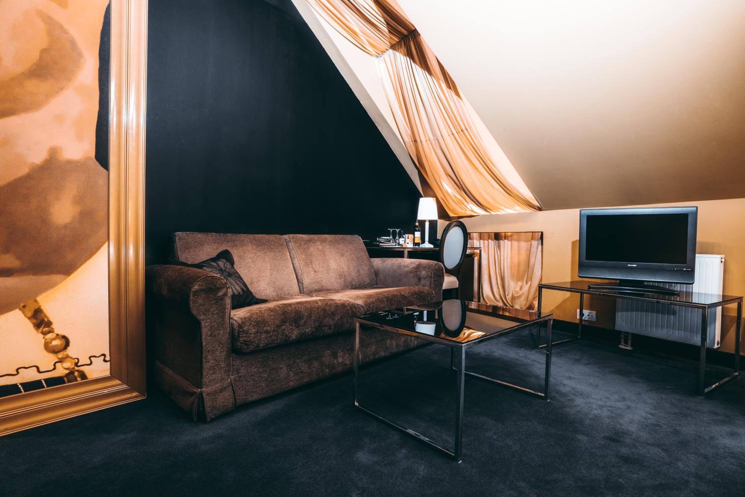 Modern Deluxe Room - Photo 6