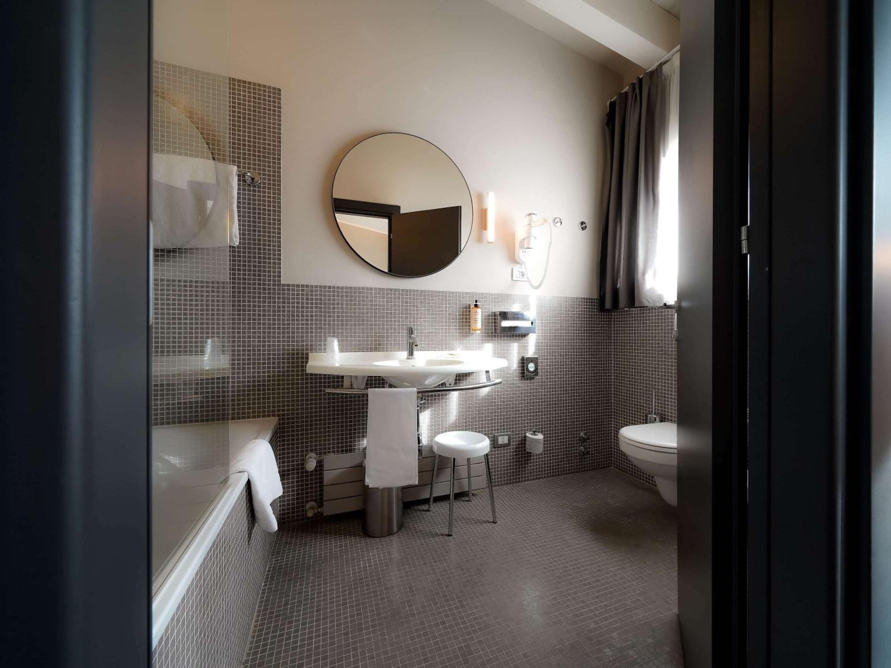 Standard Double Room - Photo 11