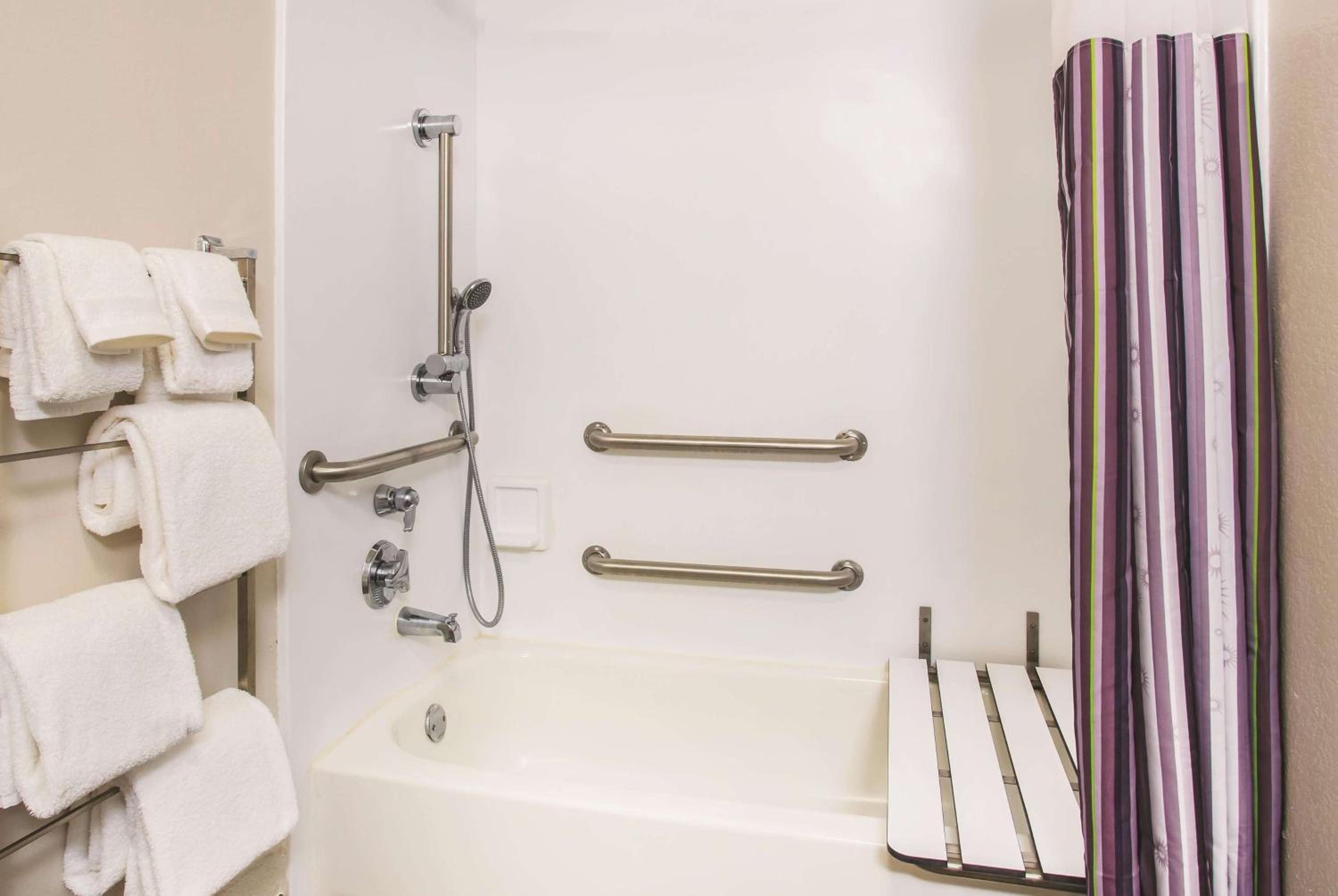 Double Room with Two Double Beds - Disability Access - Photo 2