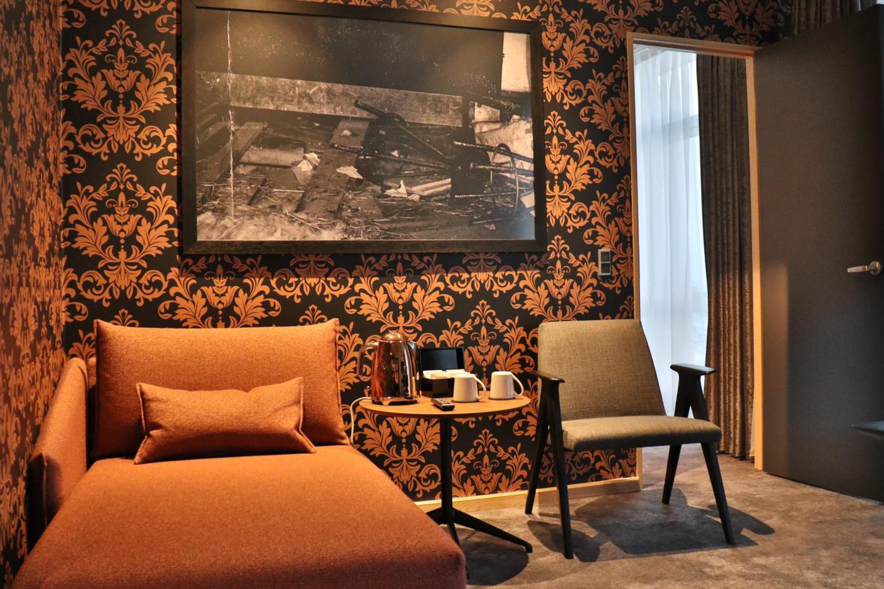 Suite - Photo 1