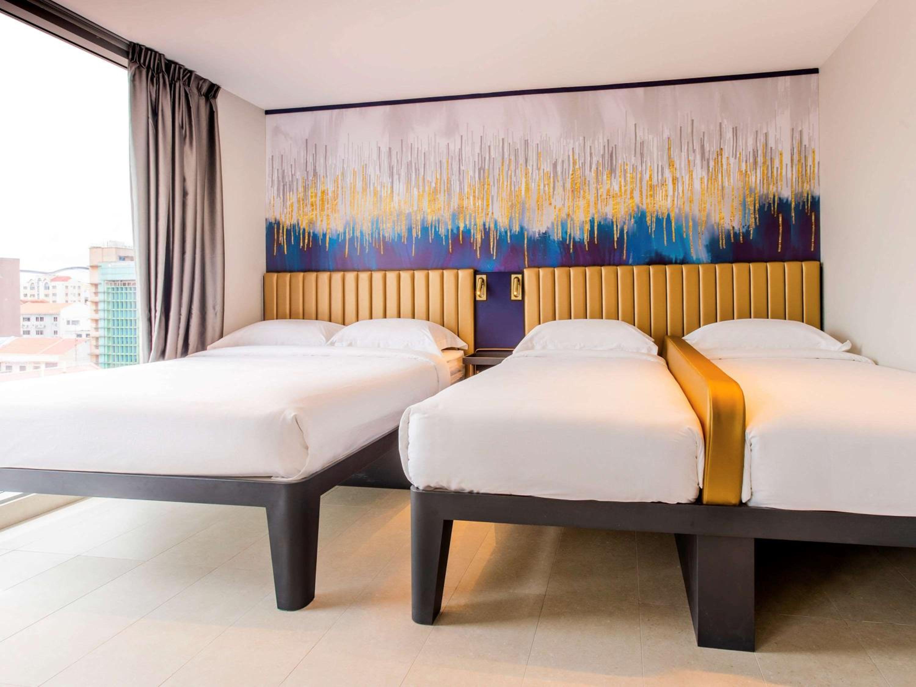 Deluxe Room with One Double Bed and Two Single Beds photo 1