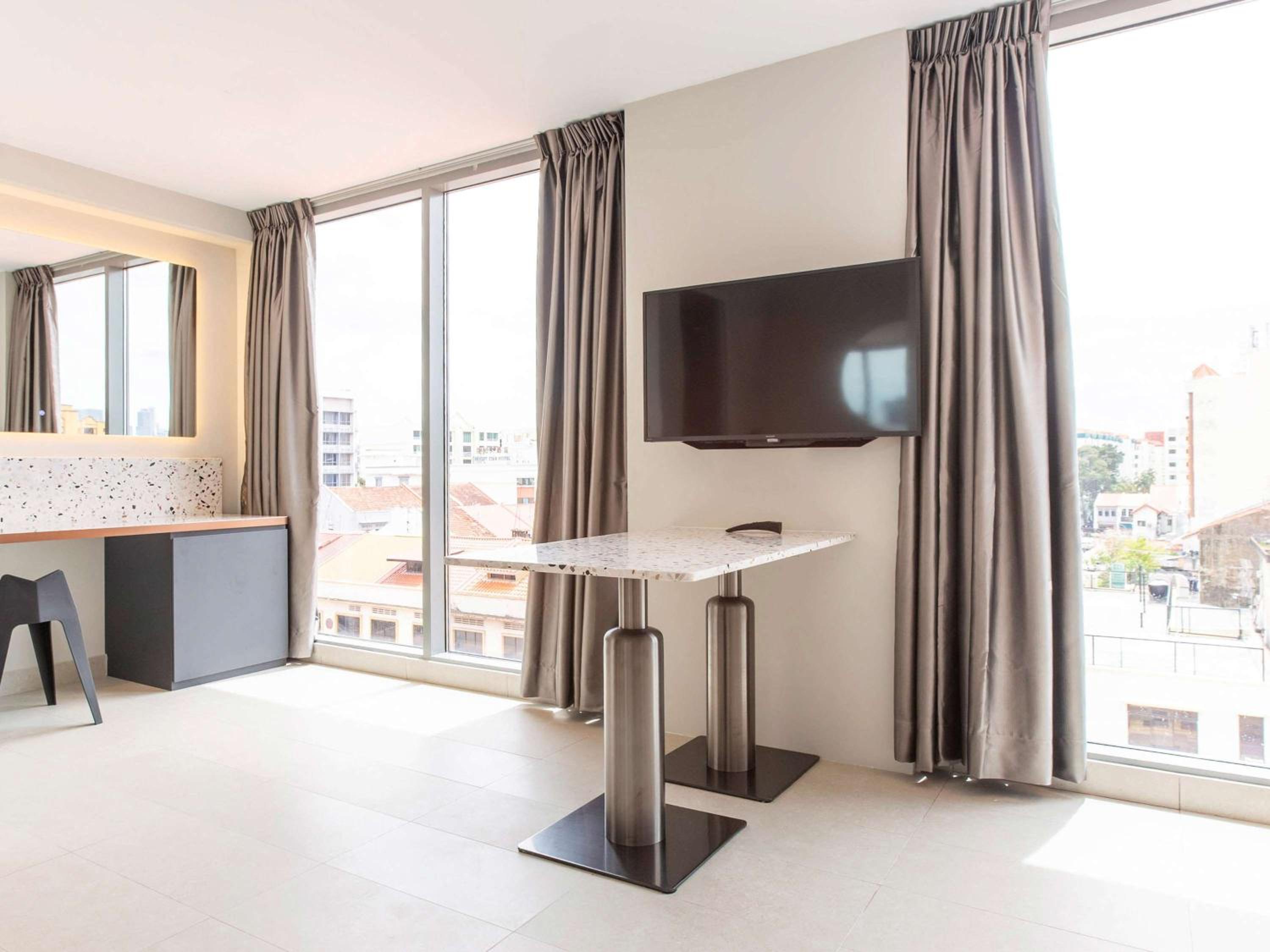 Deluxe Room with One Double Bed and Two Single Beds photo 3